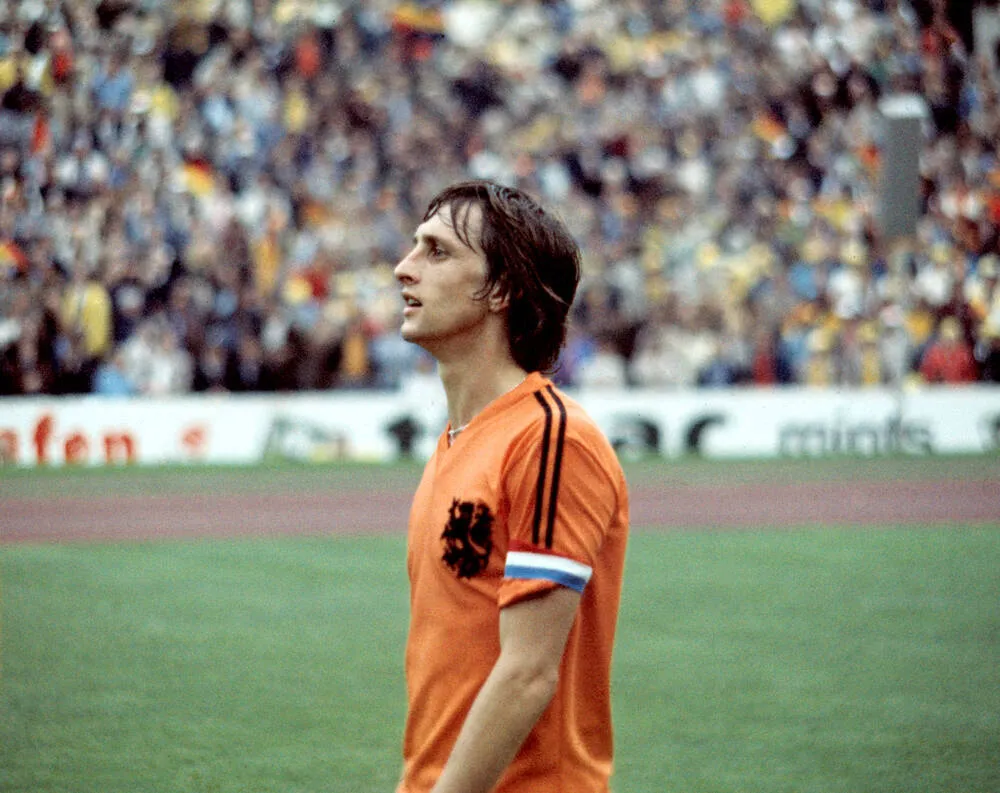 Johan Cruyff trên sân cỏ, thể hiện kỹ thuật điêu luyện và tầm nhìn chiến thuật
