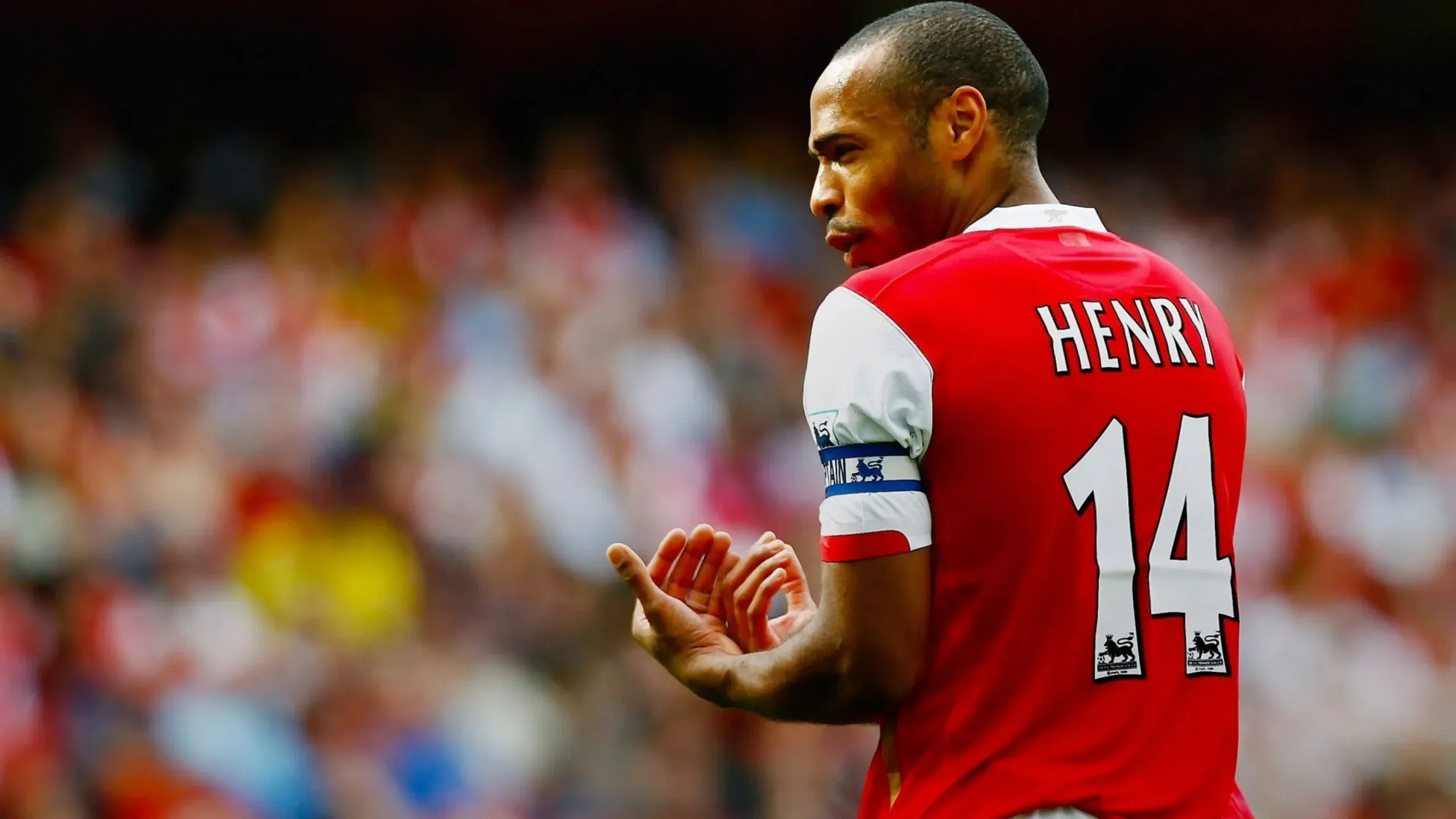 Thierry Henry ăn mừng bàn thắng, thể hiện niềm đam mê và sự phấn khích