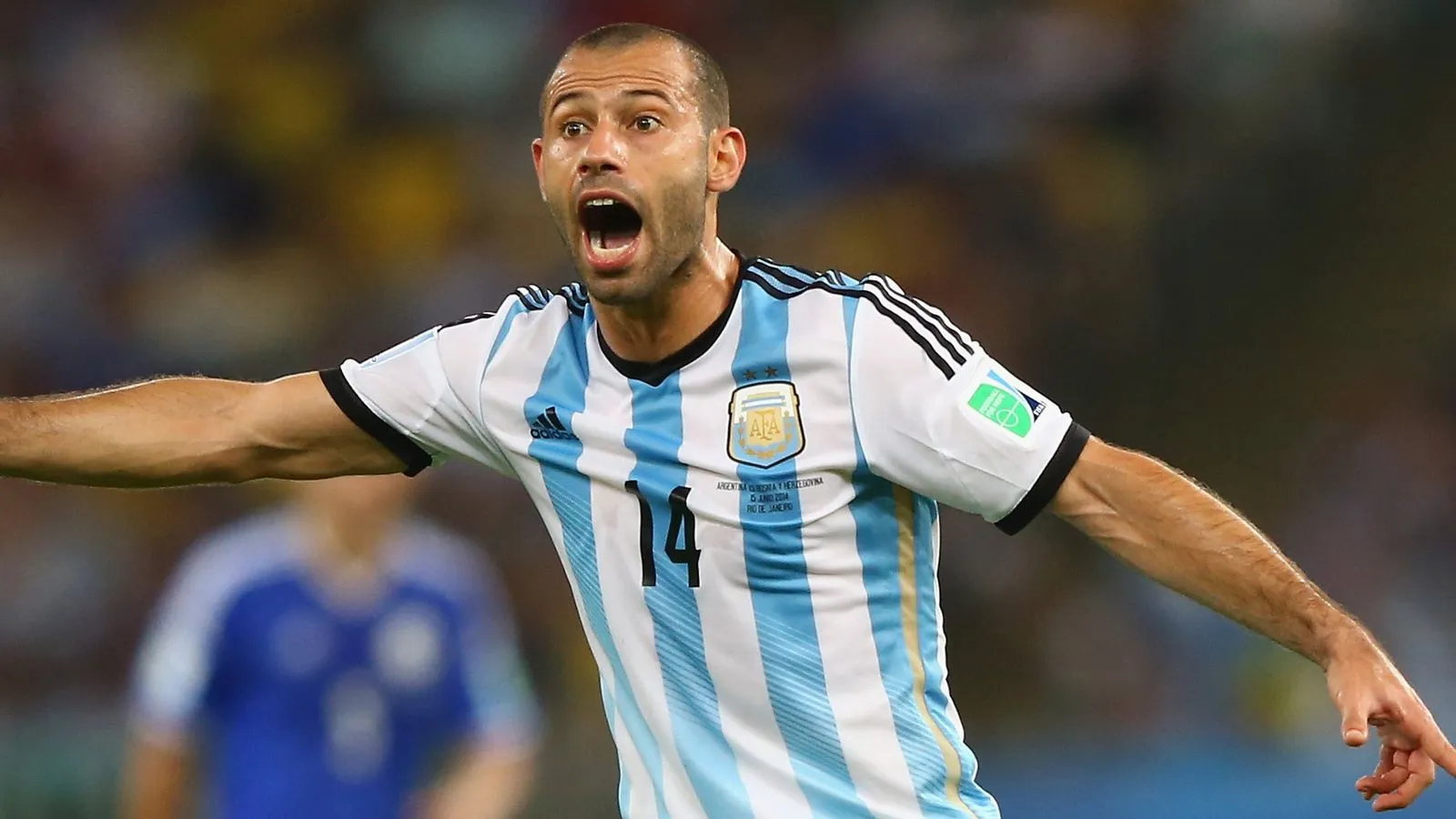 Javier Mascherano tranh chấp bóng quyết liệt, thể hiện tinh thần chiến đấu
