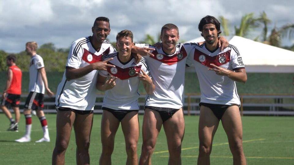 Xherdan Shaqiri, Lukas Podolski và Alexis Sanchez khoe đùi