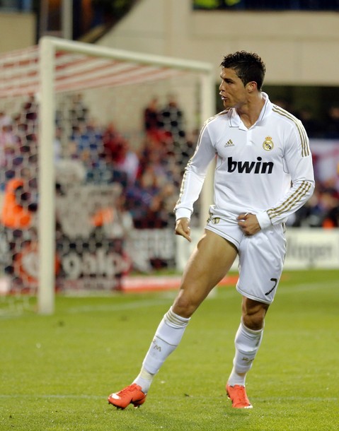 Cristiano Ronaldo khoe đùi trên sân tập
