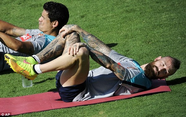 Sergio Ramos khoe cơ bắp
