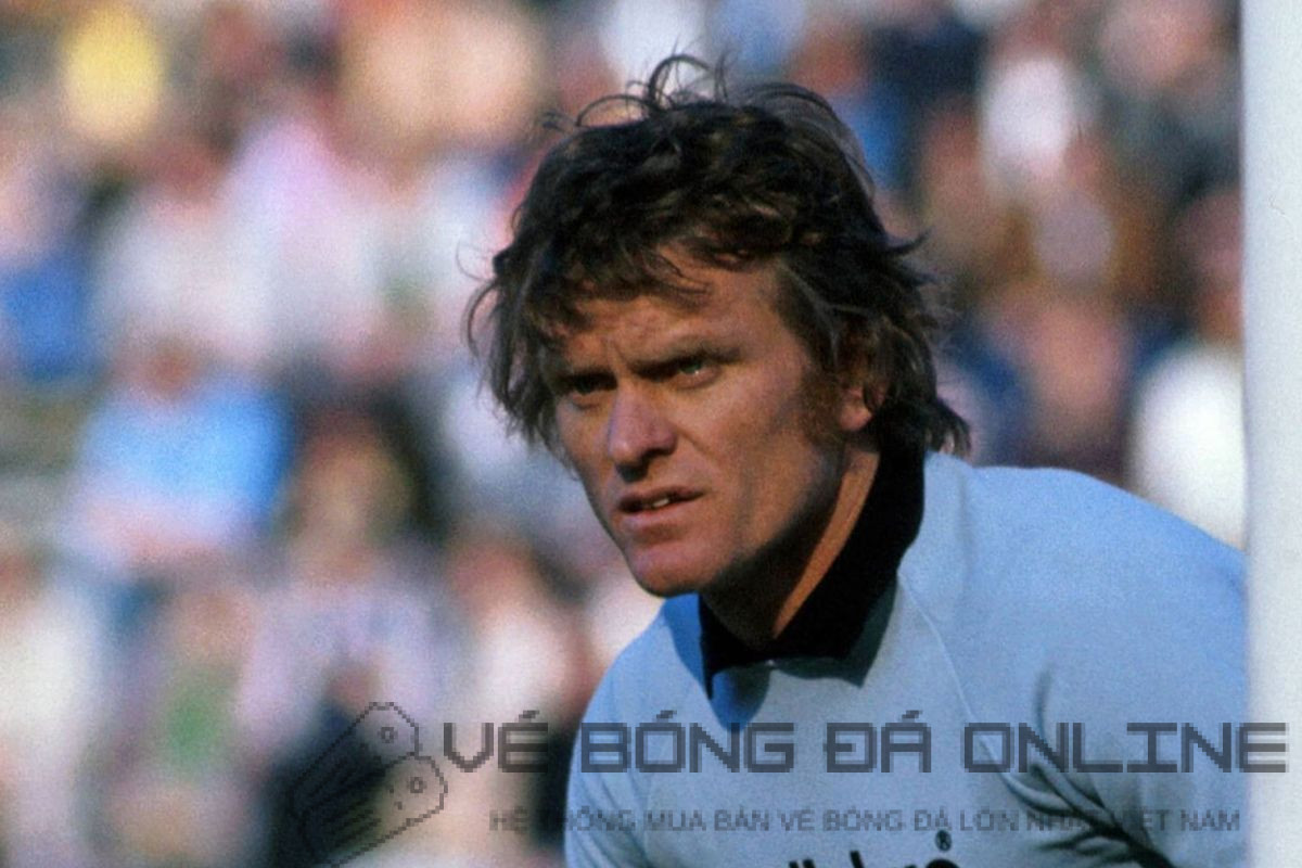 Sepp Maier trong tư thế sẵn sàng, thể hiện sự nhanh nhẹn và khả năng phản xạ tuyệt vời
