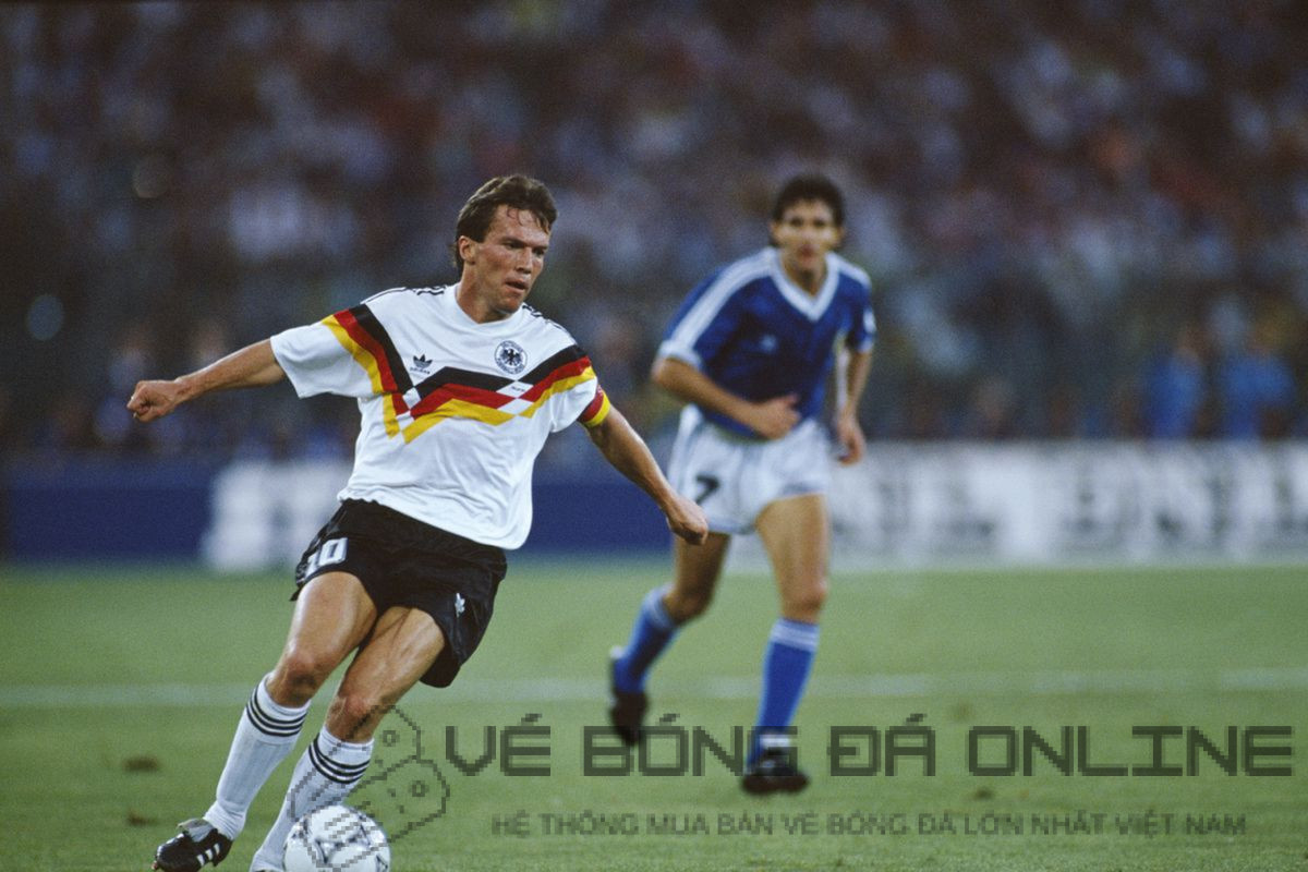 Lothar Matthaus nâng cao cúp vô địch World Cup 1990, biểu tượng cho sự nghiệp đỉnh cao và tầm ảnh hưởng của ông trong lịch sử bóng đá Đức