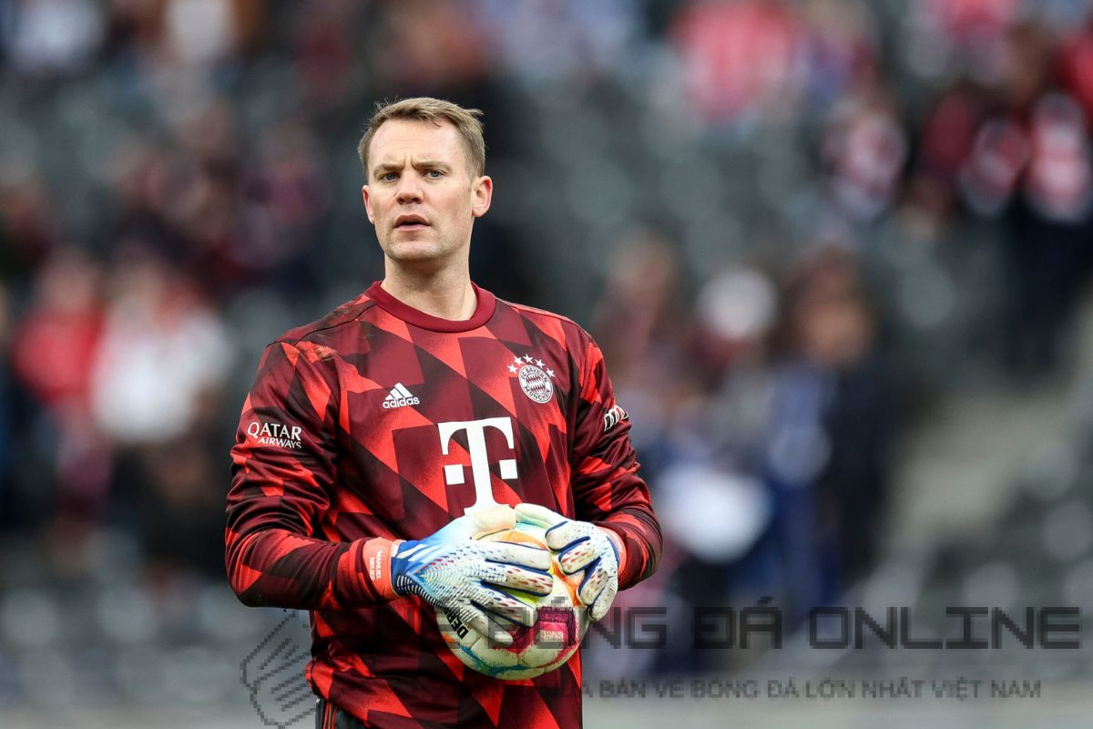 Manuel Neuer trong trang phục thủ môn, thể hiện phong cách bắt bóng hiện đại và khả năng kiểm soát khu vực cấm địa