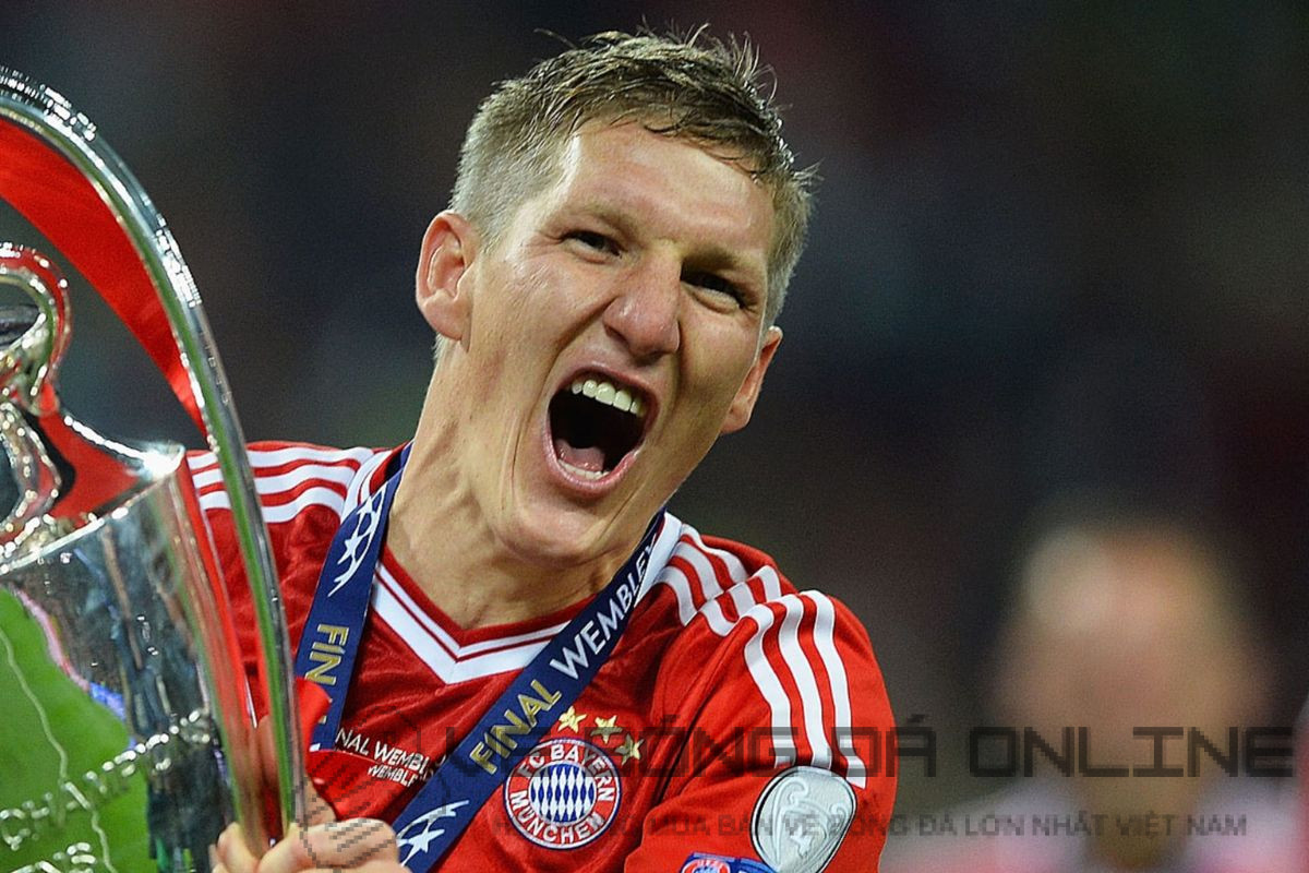 Bastian Schweinsteiger với nụ cười rạng rỡ, thể hiện tinh thần lạc quan và sự cống hiến cho đội tuyển Đức