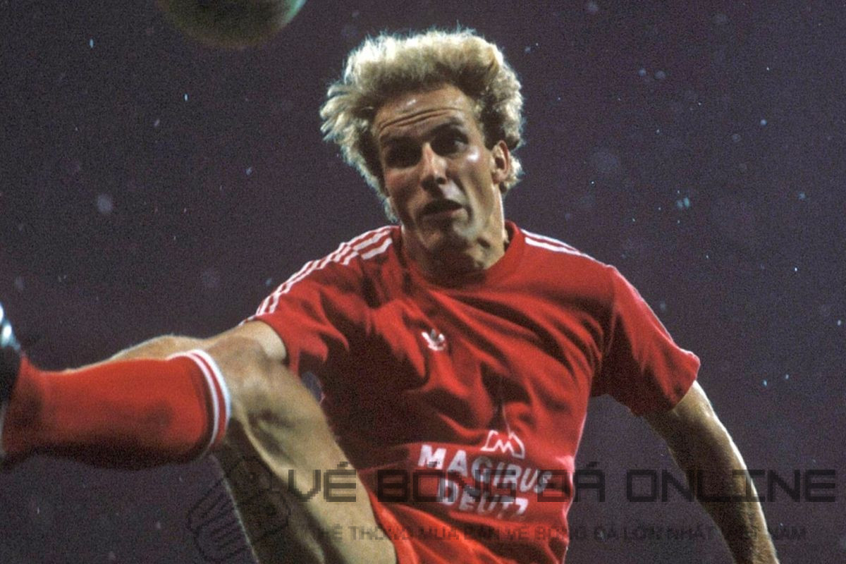 Karl-Heinz Rummenigge trong màu áo Bayern Munich, thể hiện sự gắn bó và thành công của ông với câu lạc bộ