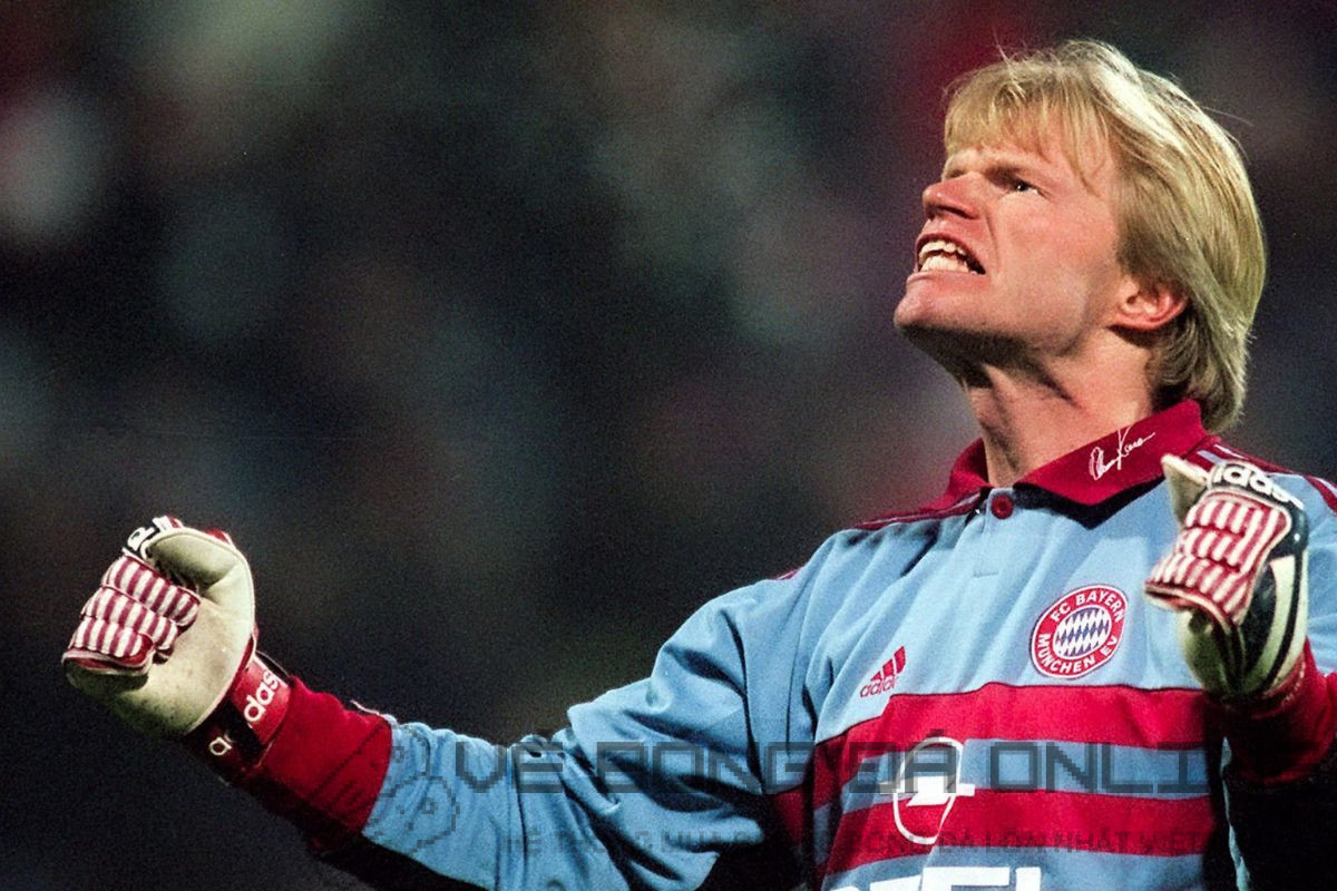 Oliver Kahn với ánh mắt rực lửa, thể hiện sự quyết tâm và tinh thần chiến đấu mãnh liệt