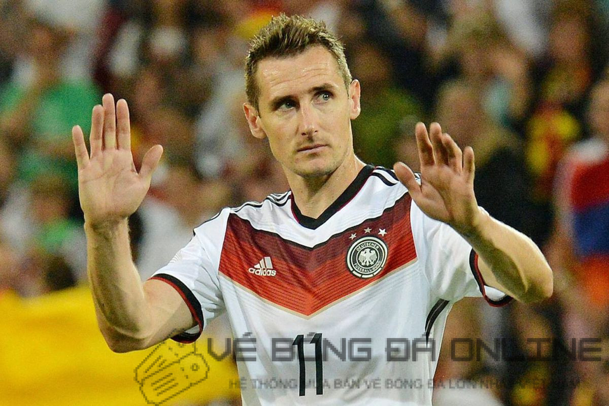 Miroslav Klose ăn mừng bàn thắng bằng cú lộn фирр, động tác ăn mừng quen thuộc của anh, thể hiện khả năng ghi bàn đa dạng