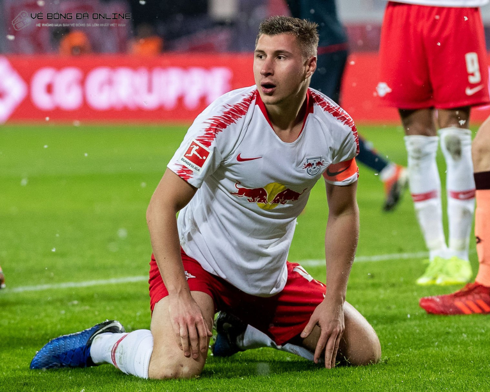 Ferenc Puskás, biểu tượng của "Magic Magyar", người đã tạo ra một cuộc cách mạng trong bóng đá với khả năng chọn vị trí thông minh và kỹ thuật siêu việt