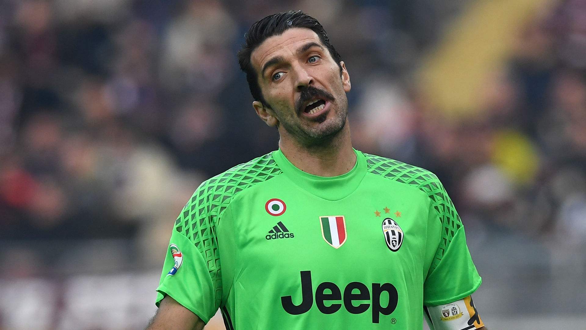 Gianluigi Buffon trong màu áo Juventus, thể hiện sự tập trung cao độ trước một trận đấu quan trọng