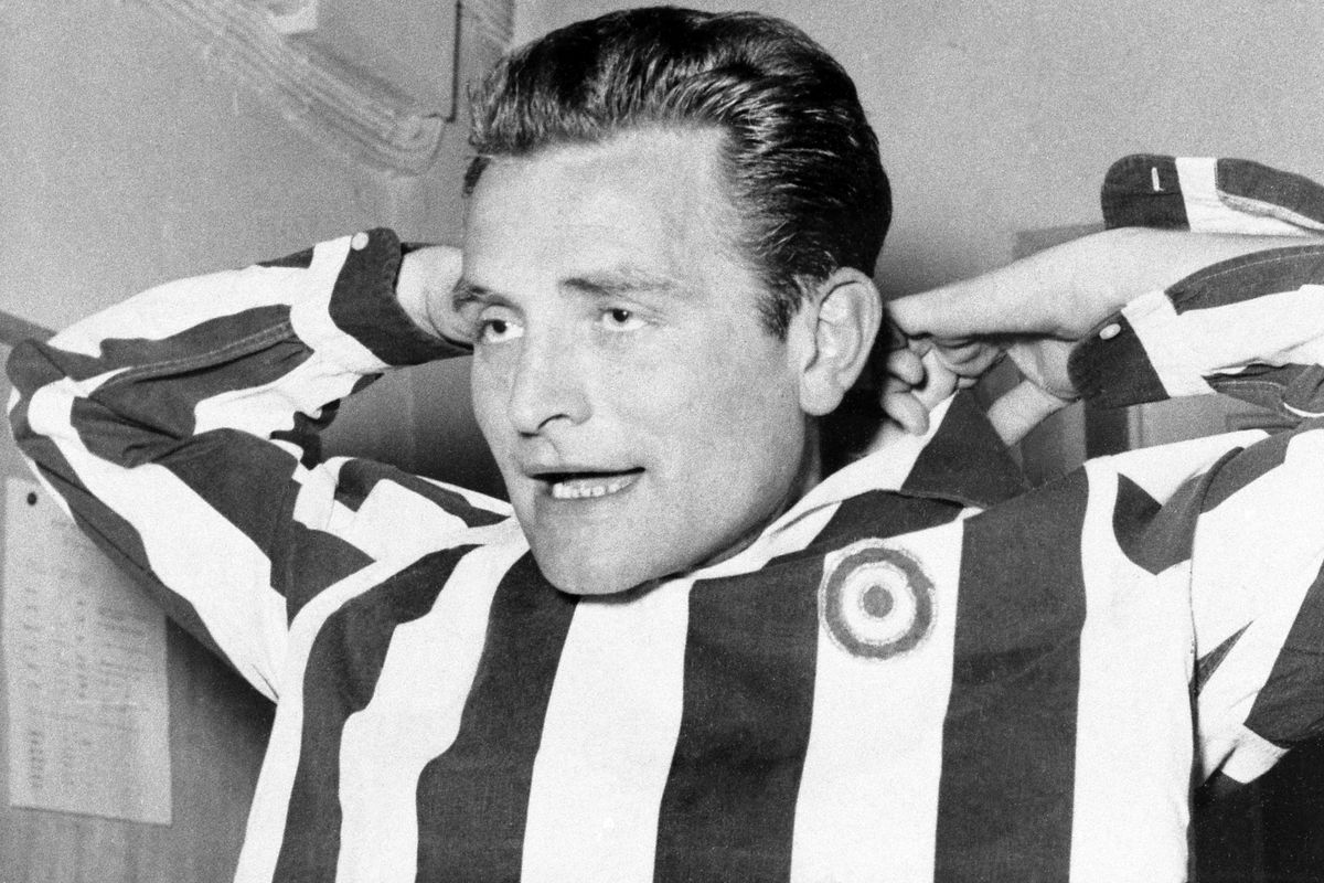 Giampiero Boniperti trong bộ áo đấu cổ điển của Juventus, thể hiện sự lịch lãm và đẳng cấp của một huyền thoại khai quốc