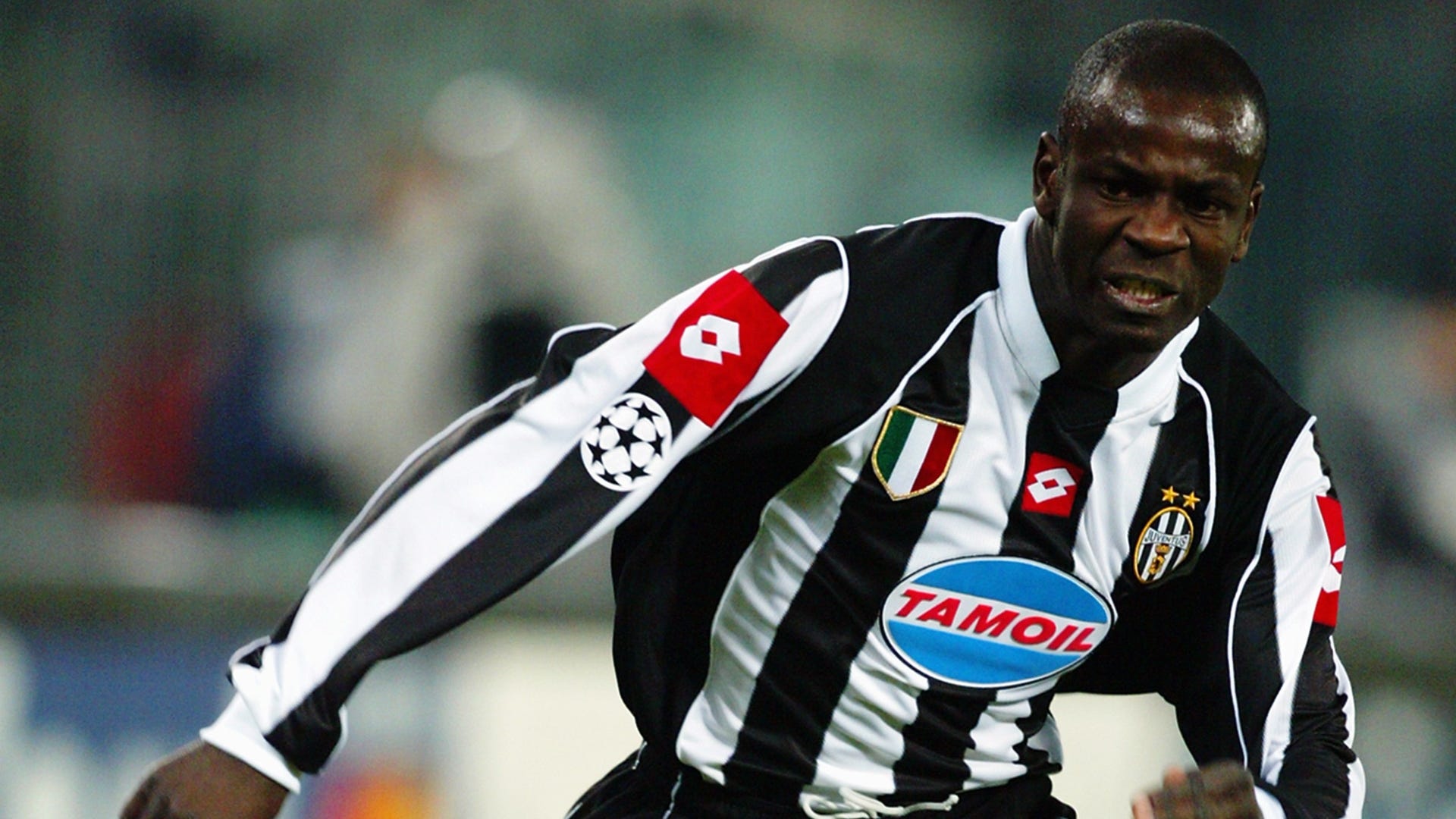 Lilian Thuram trong một pha tranh chấp bóng quyết liệt, thể hiện sự mạnh mẽ và không ngại va chạm