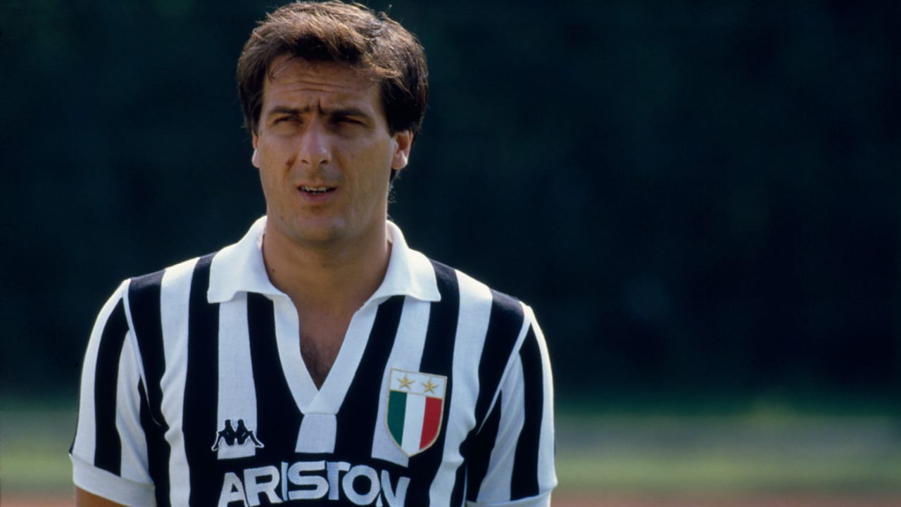 Gaetano Scirea trong bộ áo đấu huyền thoại của Juventus, thể hiện sự thanh lịch và phong thái điềm tĩnh của một libero hàng đầu
