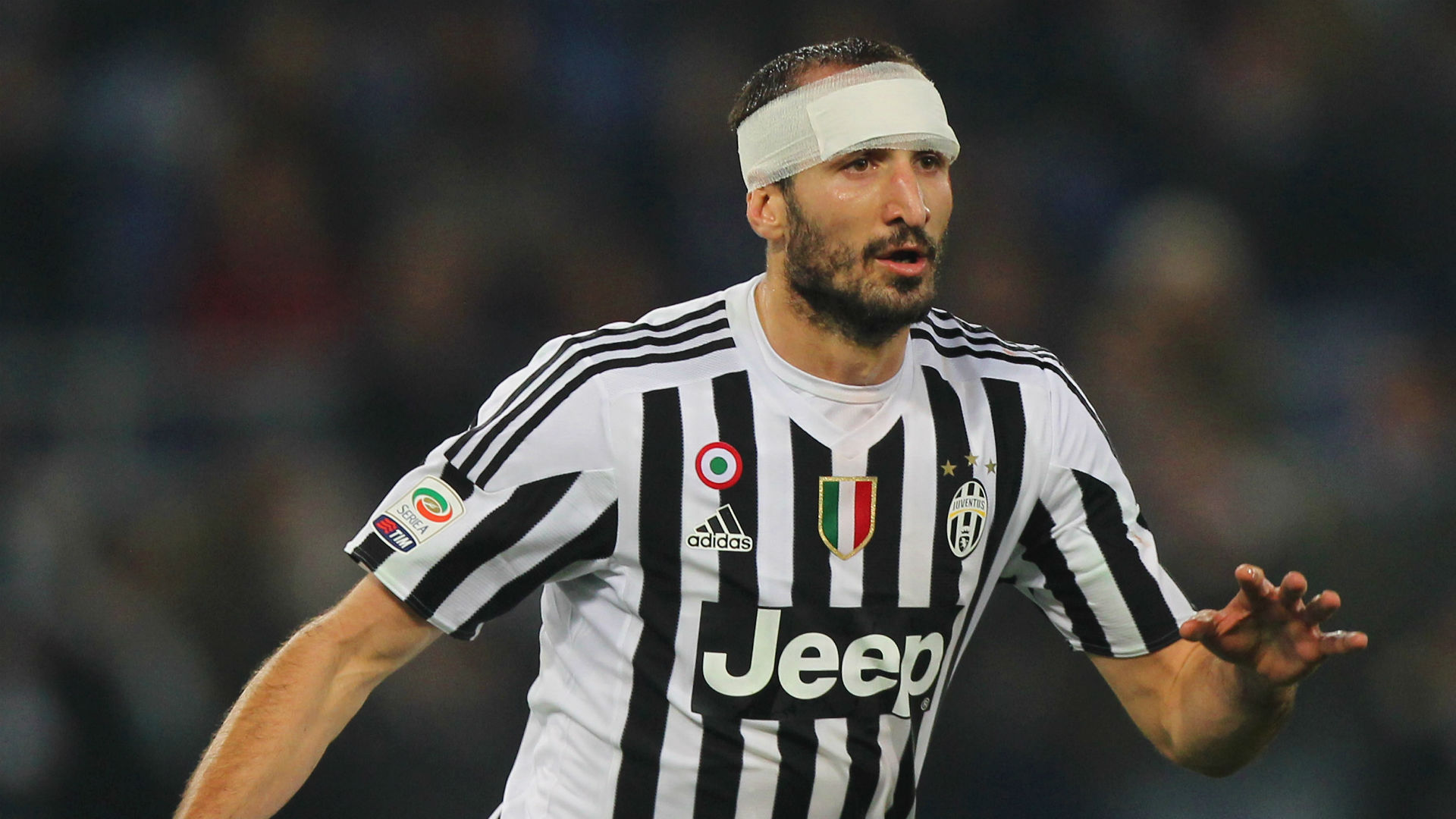 Giorgio Chiellini trong một pha tranh chấp bóng trên không, thể hiện sức mạnh và tinh thần chiến đấu của một trung vệ hàng đầu
