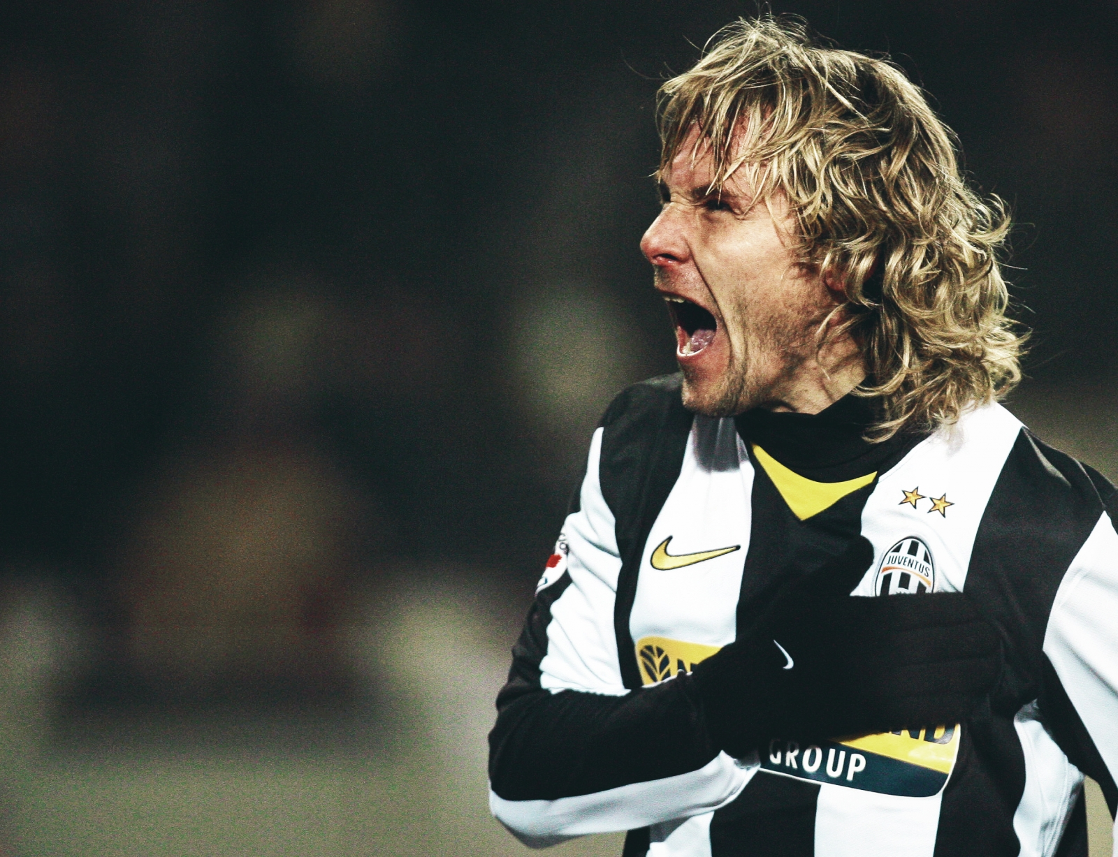 Pavel Nedved trong một pha đi bóng tốc độ, thể hiện sự mạnh mẽ và kỹ thuật của một tiền vệ hàng đầu