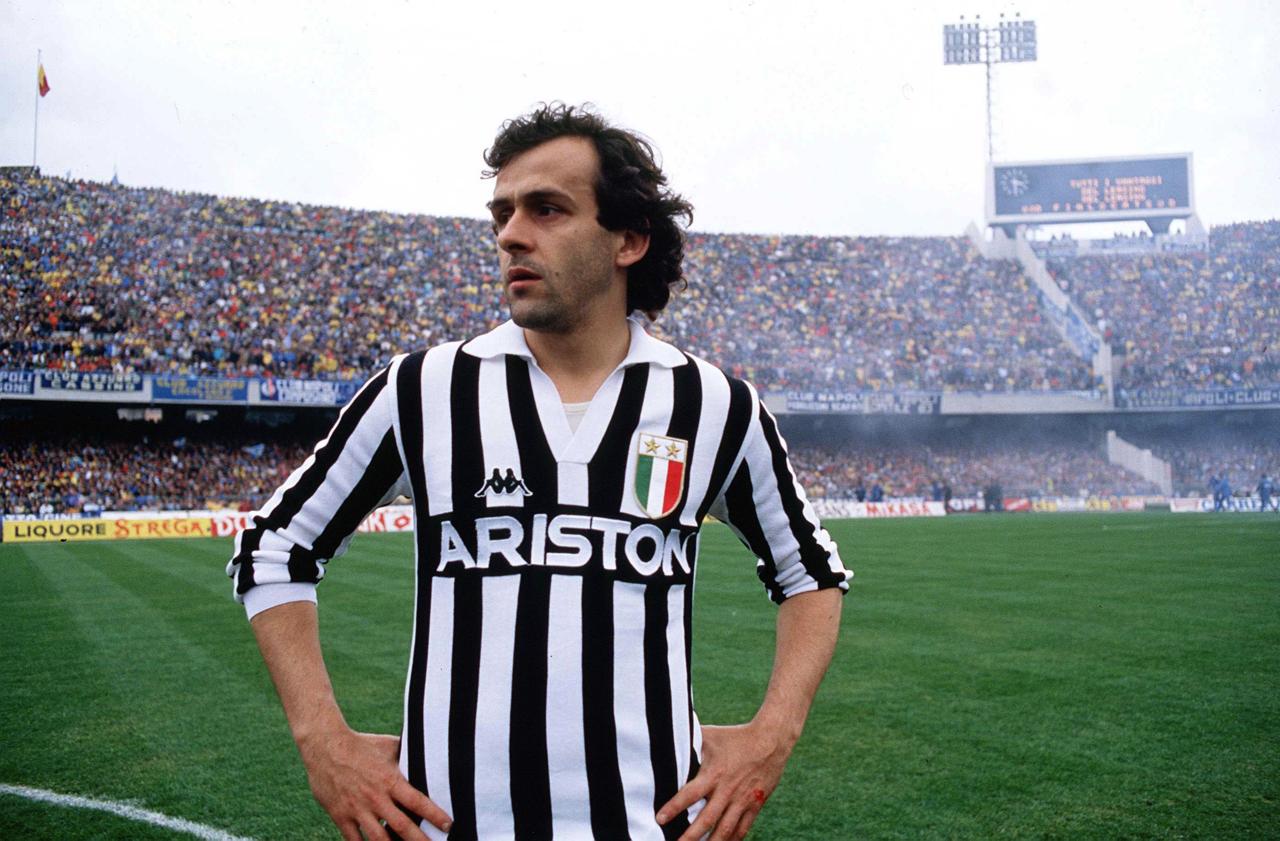 Michel Platini trong màu áo Juventus, thể hiện sự thanh lịch và kỹ thuật điêu luyện của một tiền vệ tấn công hàng đầu