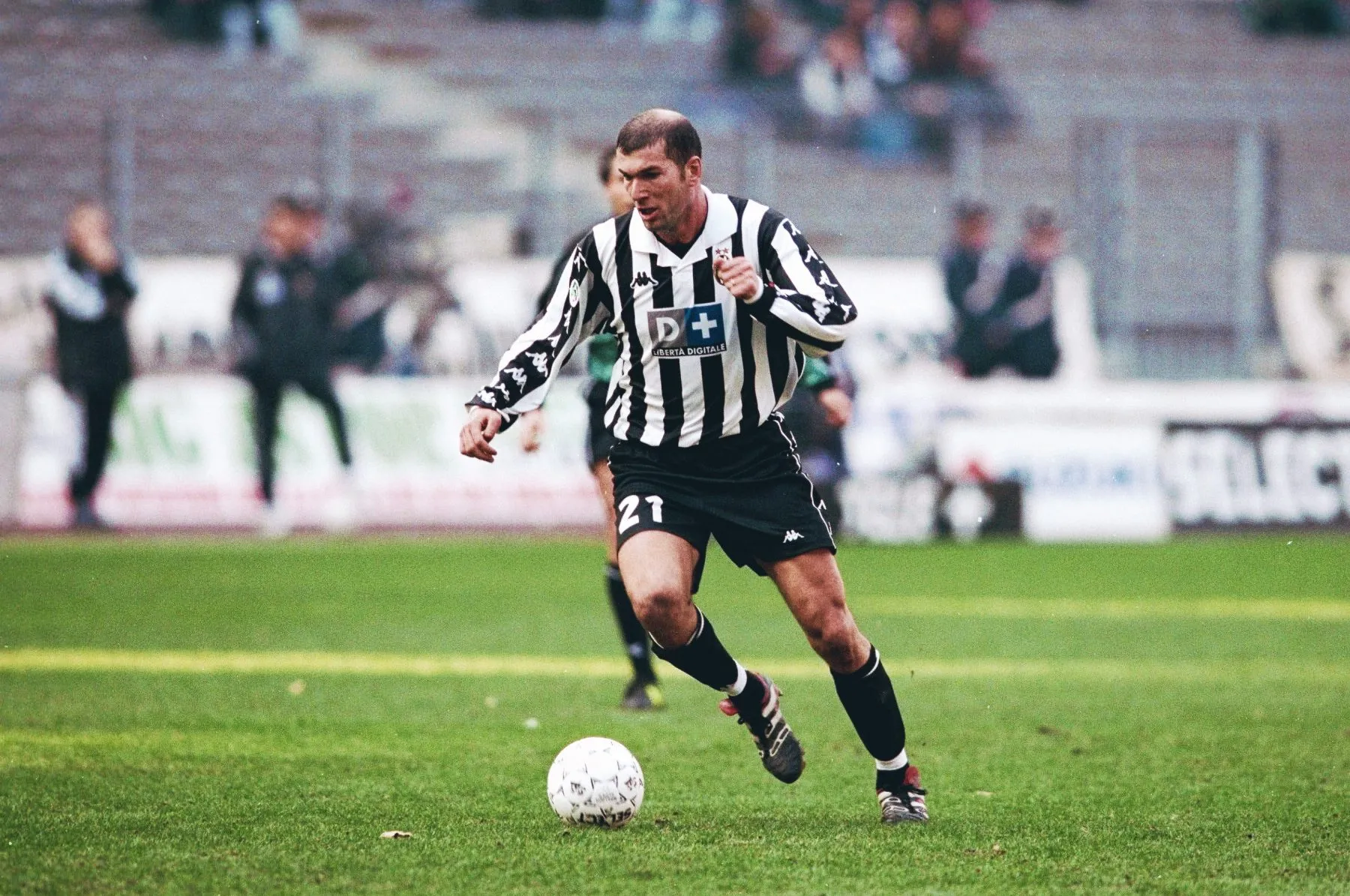 Zinedine Zidane trong màu áo Juventus, thể hiện kỹ thuật cá nhân siêu việt và khả năng kiểm soát bóng tuyệt vời