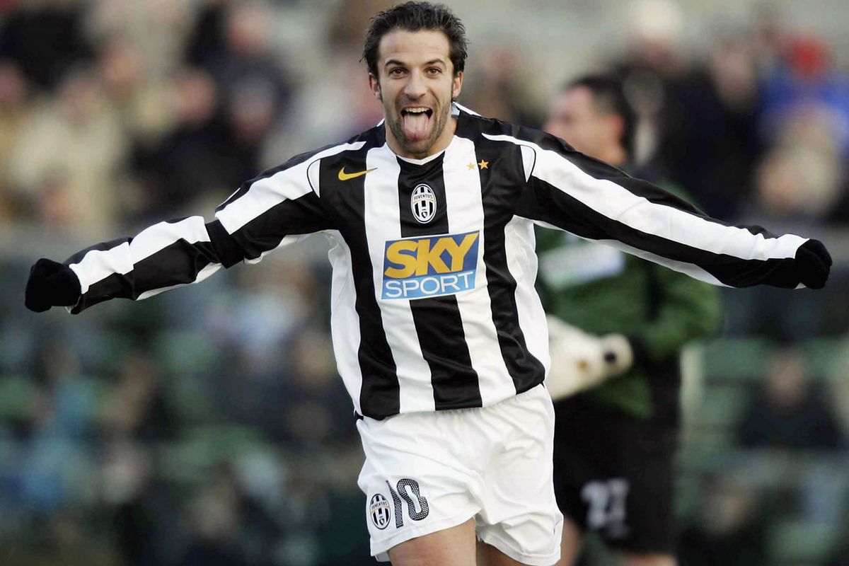 Alessandro Del Piero trong màu áo Juventus, thể hiện kỹ thuật cá nhân điêu luyện và nụ cười rạng rỡ, biểu tượng của sự trung thành và đam mê