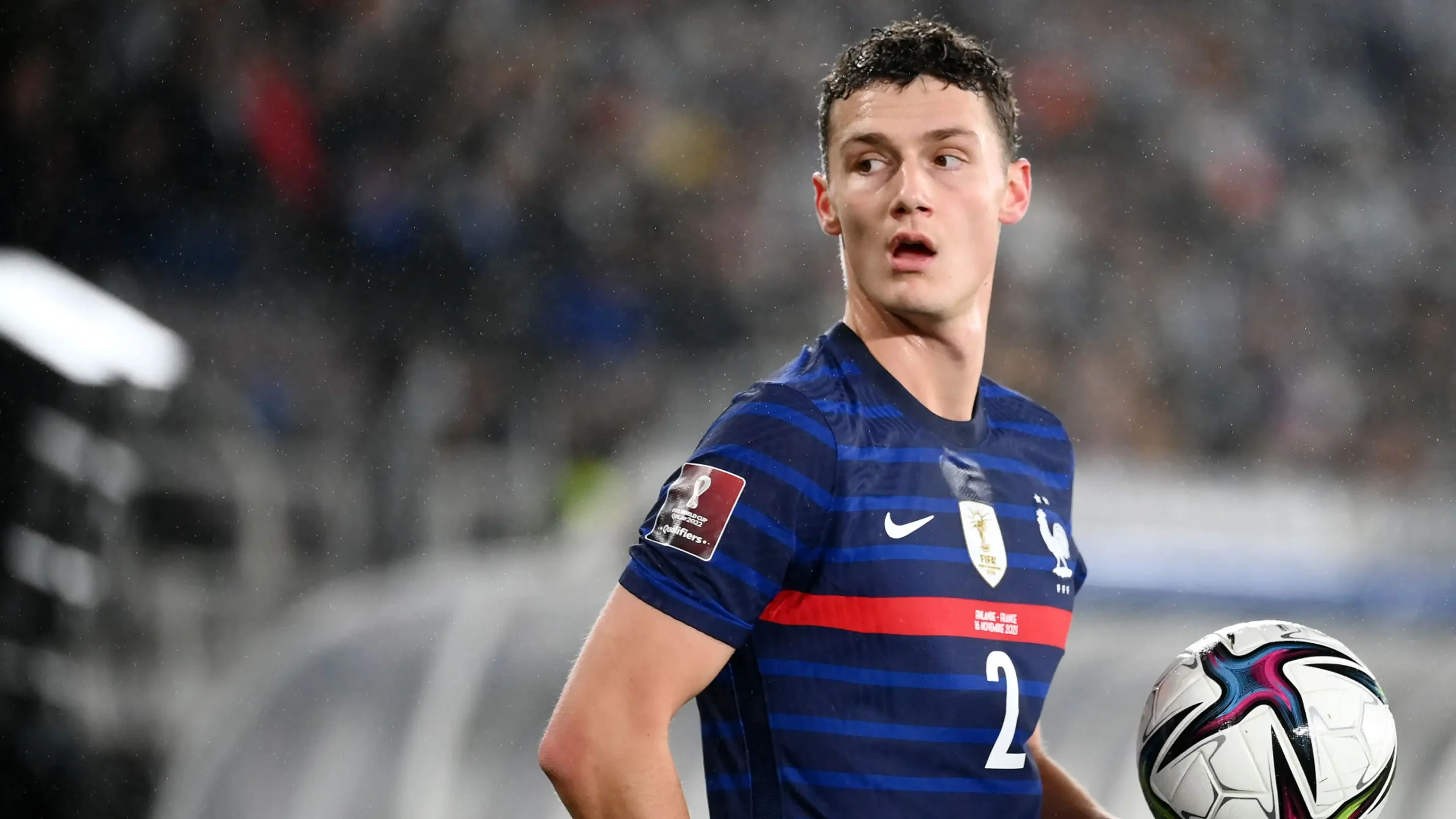 Benjamin Pavard trong màu áo đội tuyển Pháp, ăn mừng bàn thắng đẹp mắt vào lưới đội tuyển Argentina tại World Cup 2018