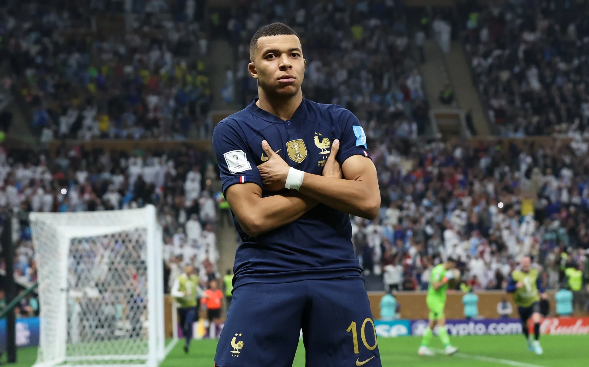 Kylian Mbappé trong một pha bứt tốc, thể hiện tốc độ và kỹ thuật siêu việt của mình