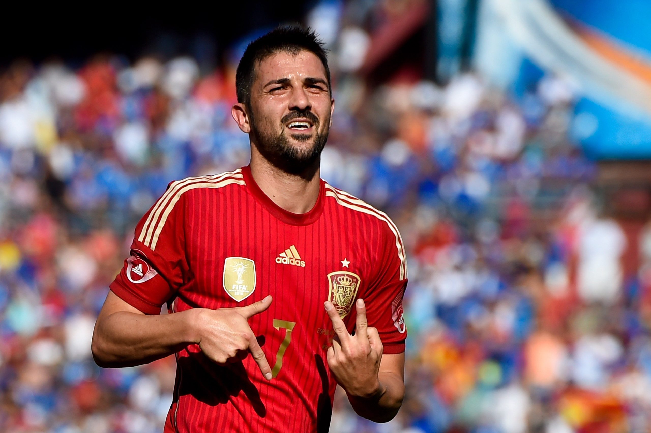 Tiền đạo David Villa trong màu áo đội tuyển Tây Ban Nha, thể hiện khả năng dứt điểm đa dạng và hiệu quả.