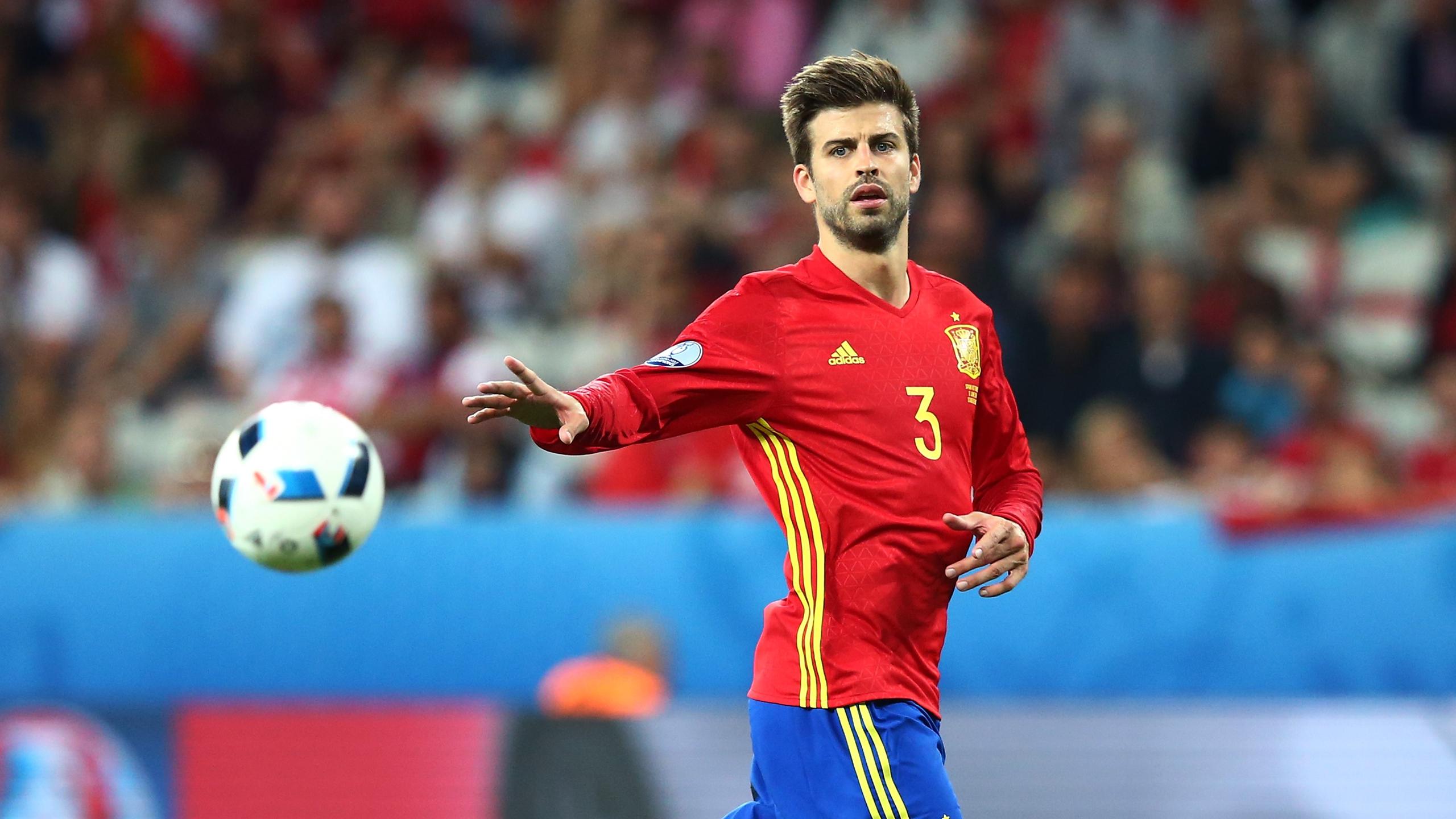 Trung vệ Gerard Piqué trong màu áo đội tuyển Tây Ban Nha, thể hiện sự điềm tĩnh và kỹ thuật xử lý bóng điêu luyện.