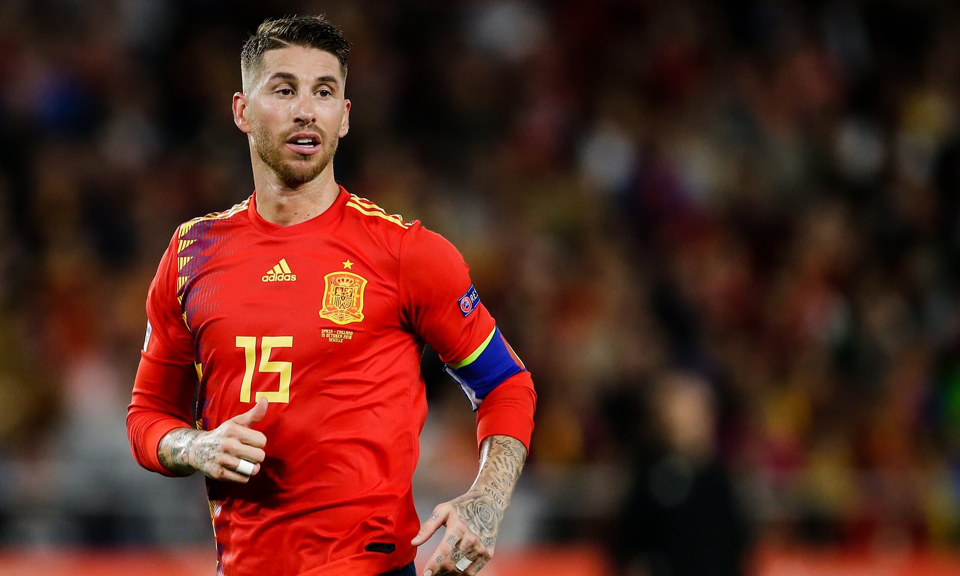 Hậu vệ Sergio Ramos với băng đội trưởng trên tay, thể hiện tinh thần chiến đấu máu lửa trong màu áo Tây Ban Nha.