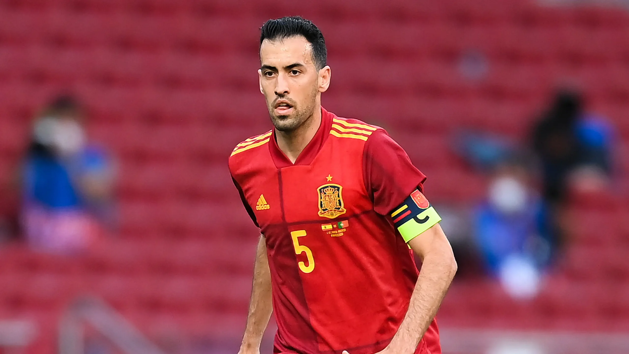 Tiền vệ Sergio Busquets trong màu áo đội tuyển Tây Ban Nha, thể hiện khả năng điều tiết nhịp độ trận đấu và đánh chặn thông minh.