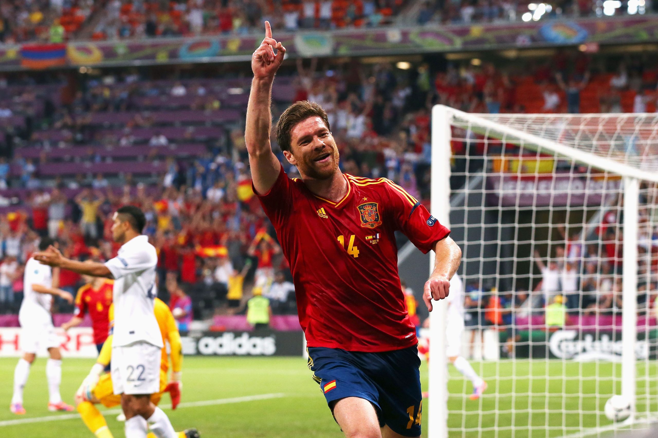 Tiền vệ Xabi Alonso trong màu áo đội tuyển Tây Ban Nha, thể hiện khả năng chuyền dài chính xác và điều tiết lối chơi.