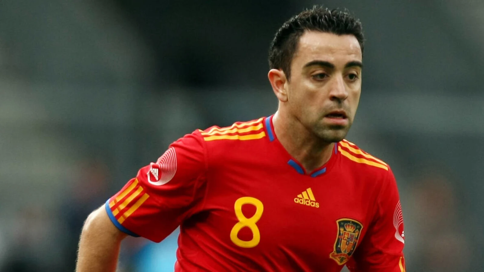Tiền vệ Xavi Hernandez trong màu áo đội tuyển Tây Ban Nha, thể hiện kỹ thuật cá nhân điêu luyện và khả năng kiến tạo.