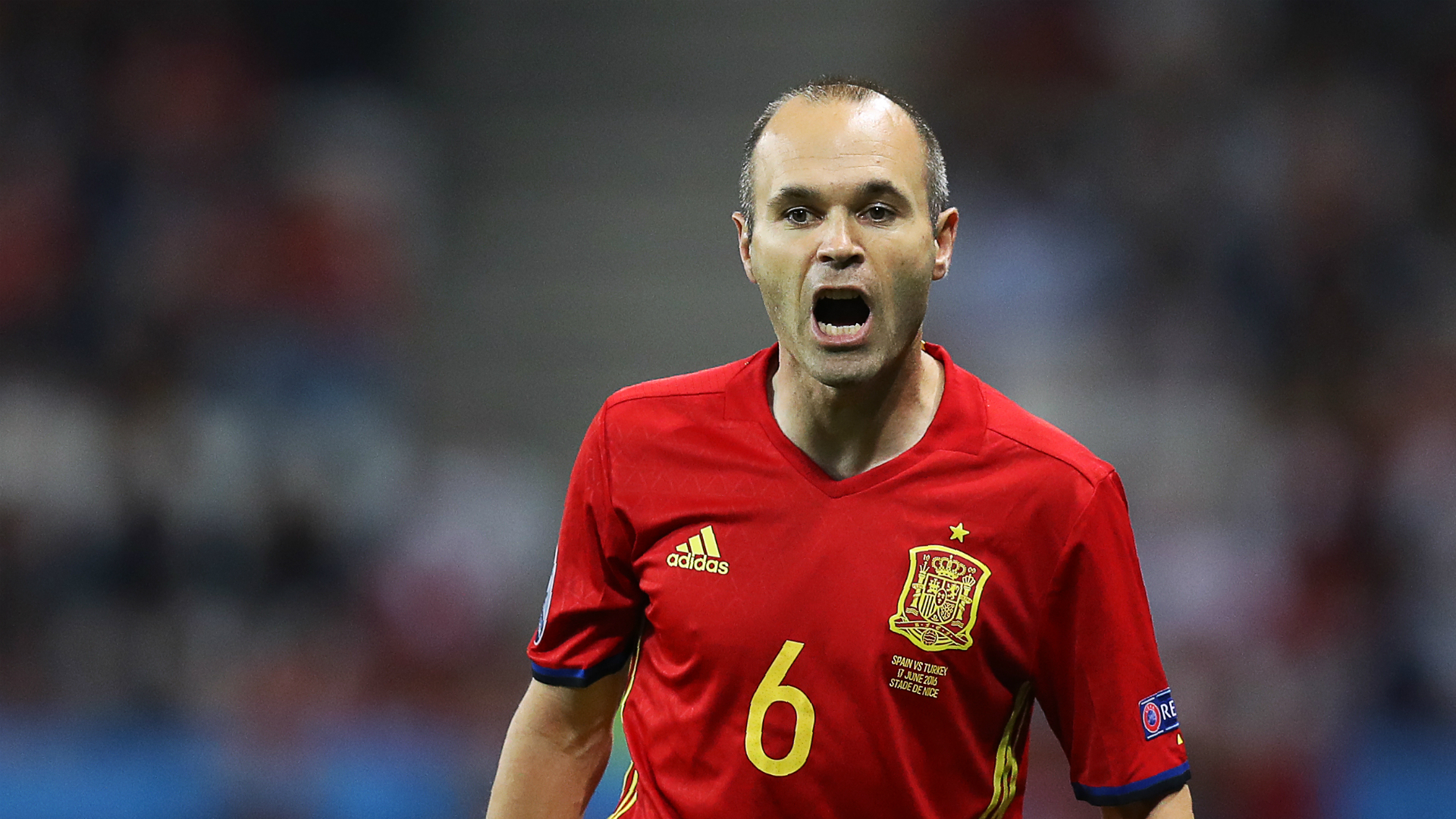 Tiền vệ Andres Iniesta trong màu áo đội tuyển Tây Ban Nha, thể hiện sự điềm tĩnh và kỹ thuật xử lý bóng tinh tế.