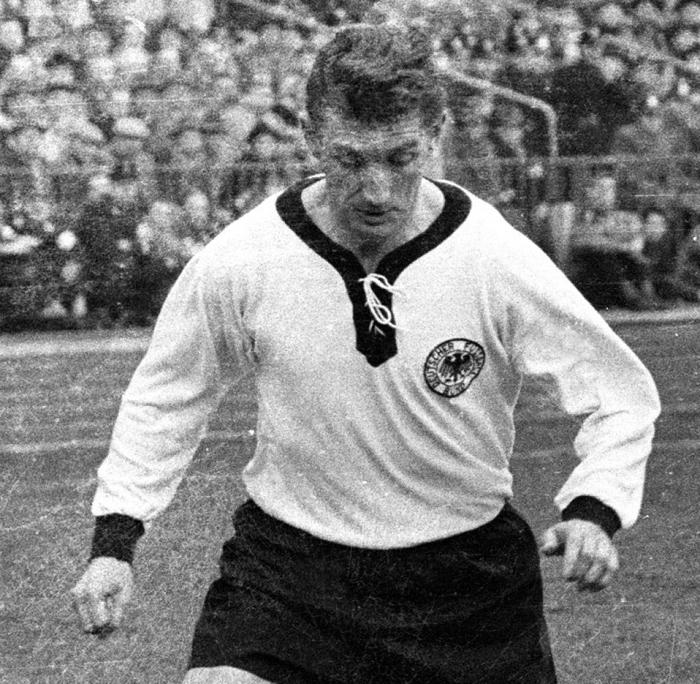 Fritz Walter - Đội trưởng đầu tiên nâng cúp vàng World Cup cho tuyển Đức