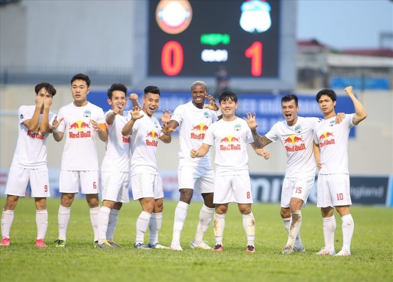 Các cầu thủ HAGL ăn mừng chức vô địch V-League trên sân Pleiku