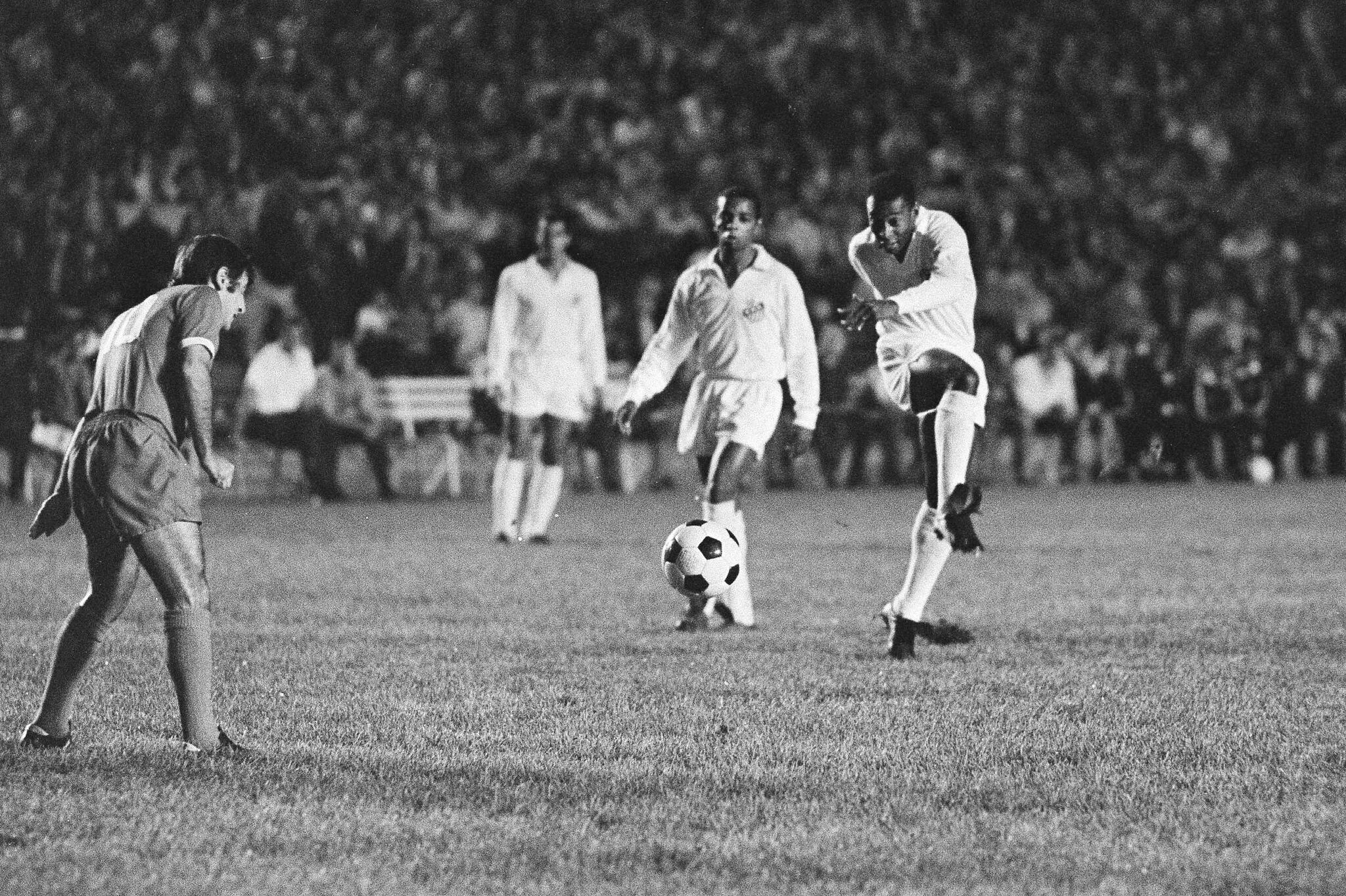 Pele đi bóng qua hậu vệ đối phương