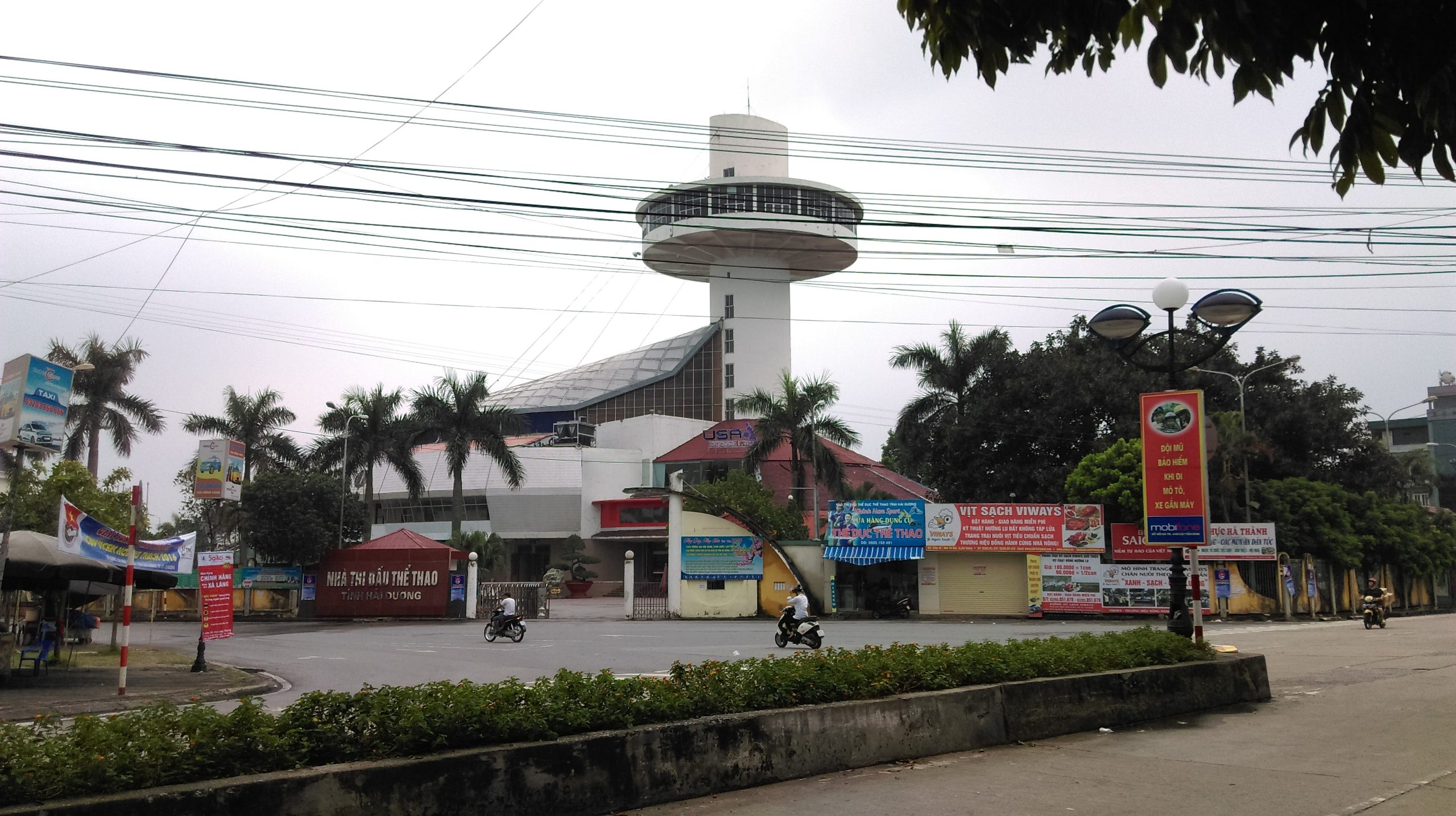 Nhìn từ xa, nhà thi đấu Hải Dương hiện lên như một con rùa vàng đang vươn mình, biểu tượng cho sức mạnh và sự trường tồn của thể thao Hải Dương
