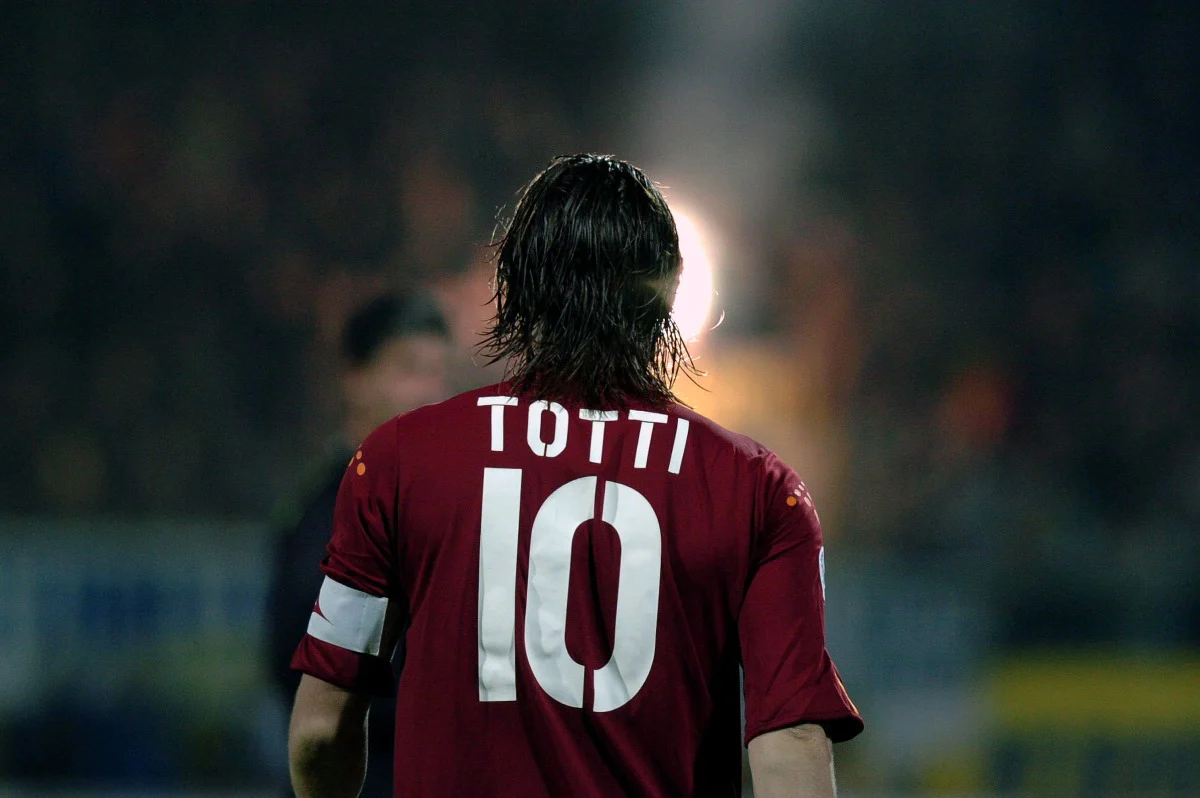 Francesco Totti trong màu áo AS Roma, thể hiện sự trung thành và tình yêu với câu lạc bộ