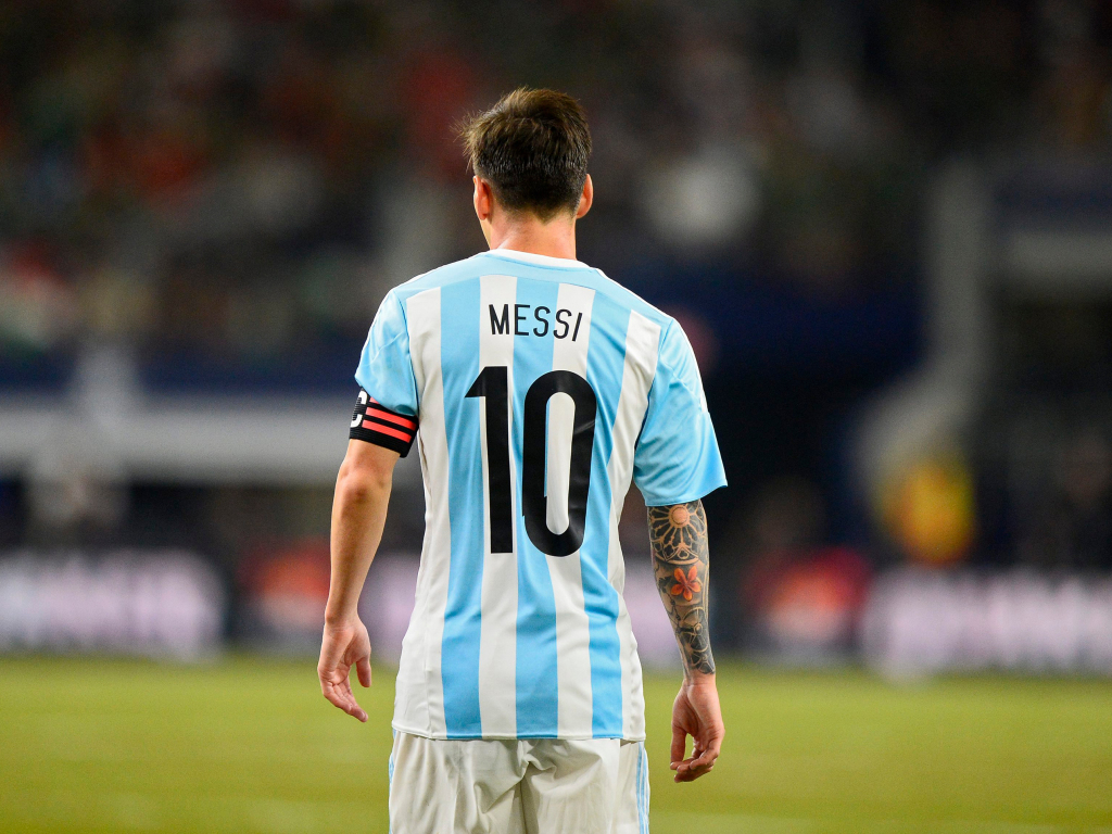 Lionel Messi trong màu áo Argentina, thể hiện kỹ năng đi bóng lắt léo, thương hiệu của anh