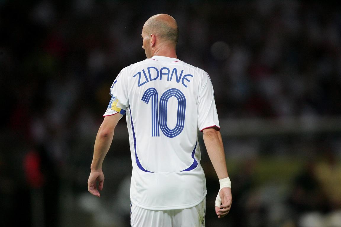 Zinedine Zidane trong màu áo Real Madrid, thể hiện kỹ năng kiểm soát bóng tinh tế