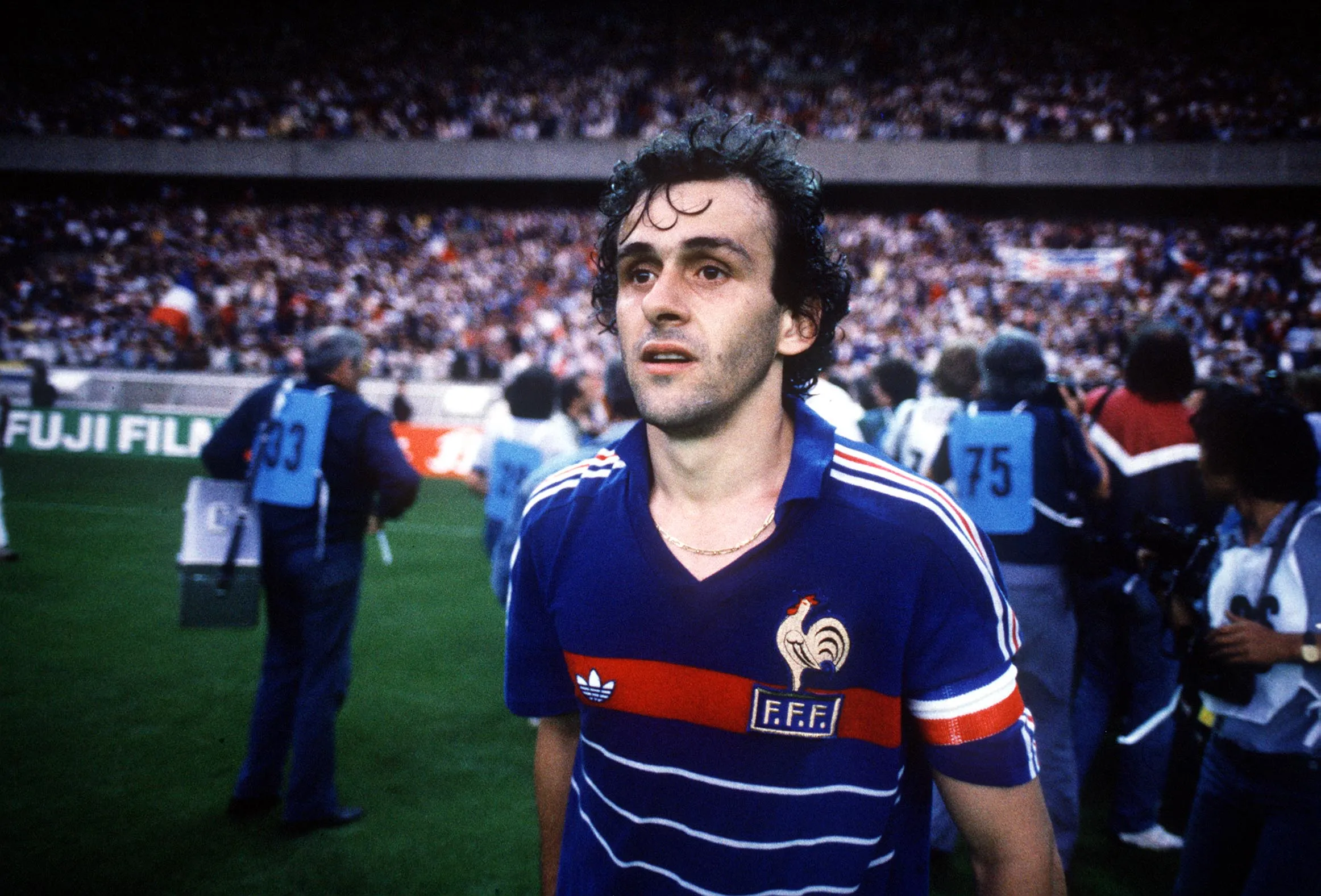 Michel Platini trong màu áo Juventus, thể hiện kỹ năng sút phạt điêu luyện