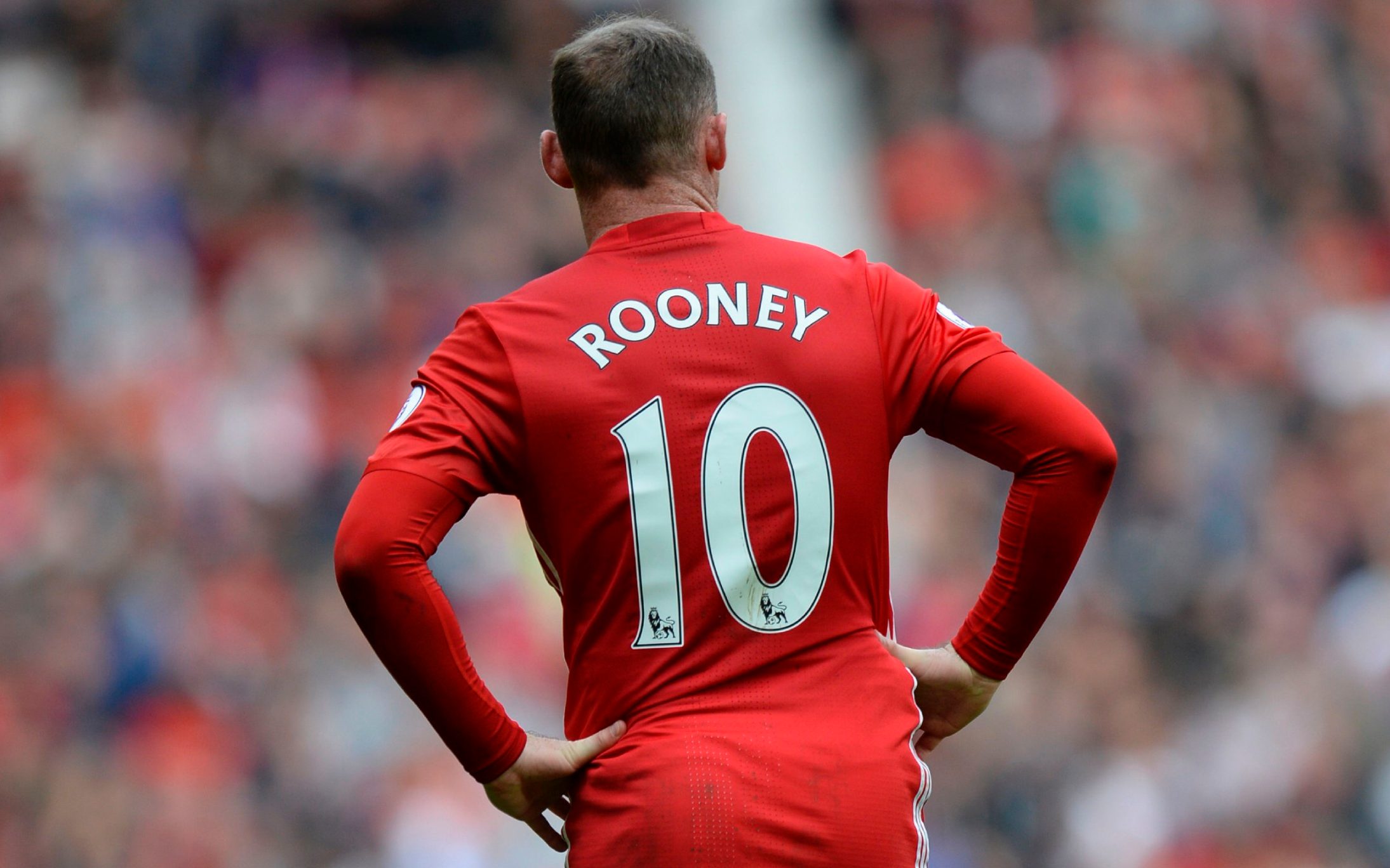 Wayne Rooney trong màu áo Manchester United, thể hiện sức mạnh và khả năng dứt điểm