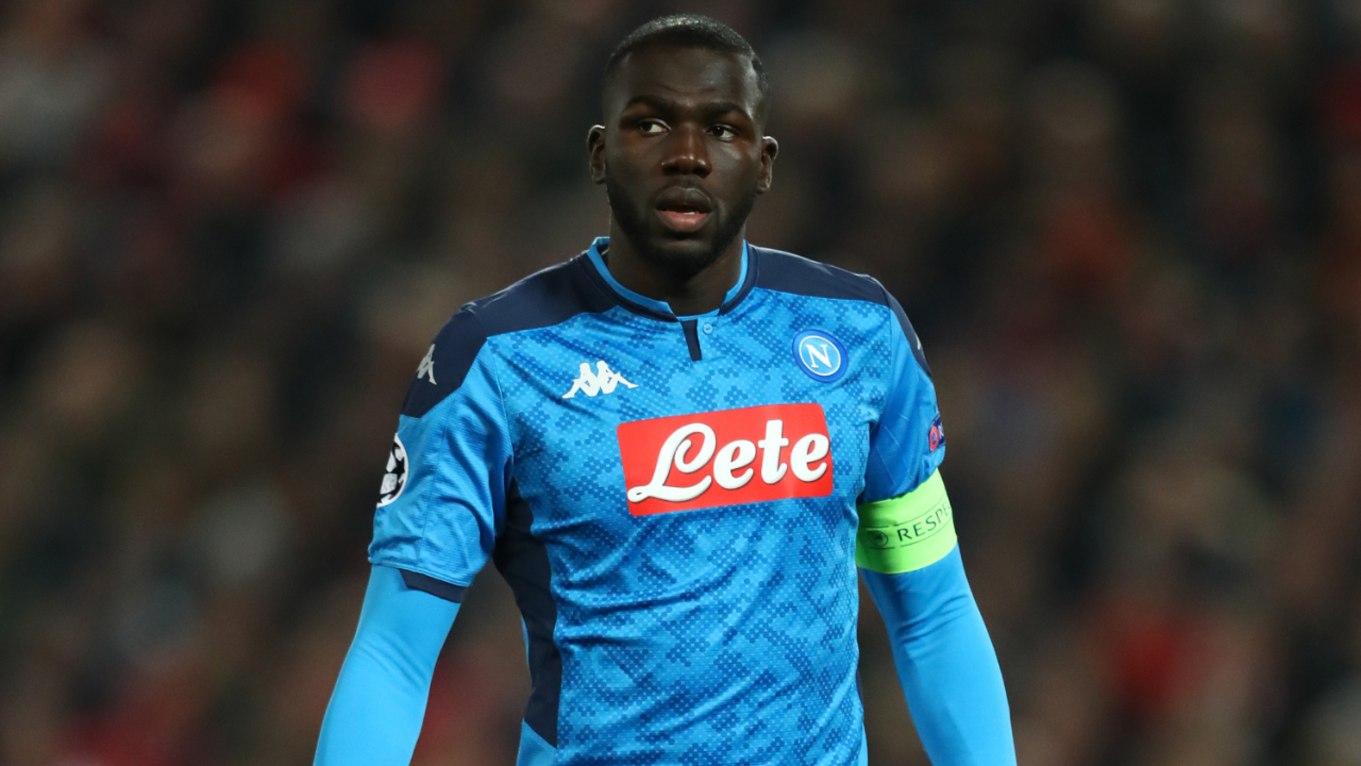 Kalidou Koulibaly trong màu áo Napoli, thể hiện sức mạnh và khả năng không chiến xuất sắc