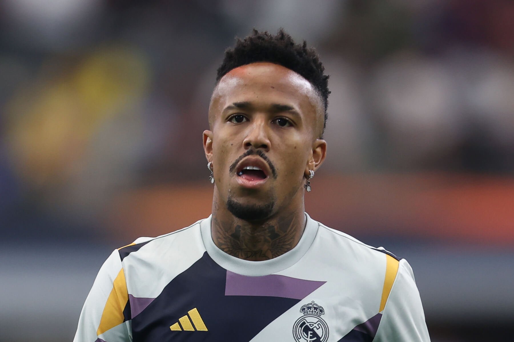 Éder Militão trong màu áo Real Madrid, thể hiện sức mạnh và khả năng phòng ngự vững chắc