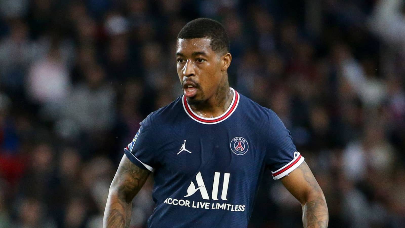 Presnel Kimpembe trong màu áo PSG, thể hiện tốc độ và khả năng phòng ngự thông minh