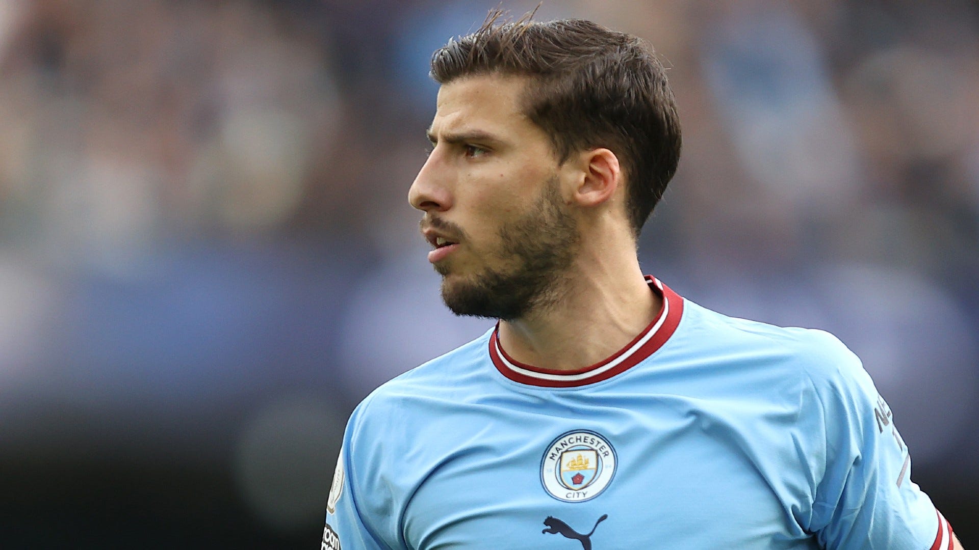 Rúben Dias trong màu áo Man City, thể hiện khả năng lãnh đạo và phòng ngự đẳng cấp thế giới