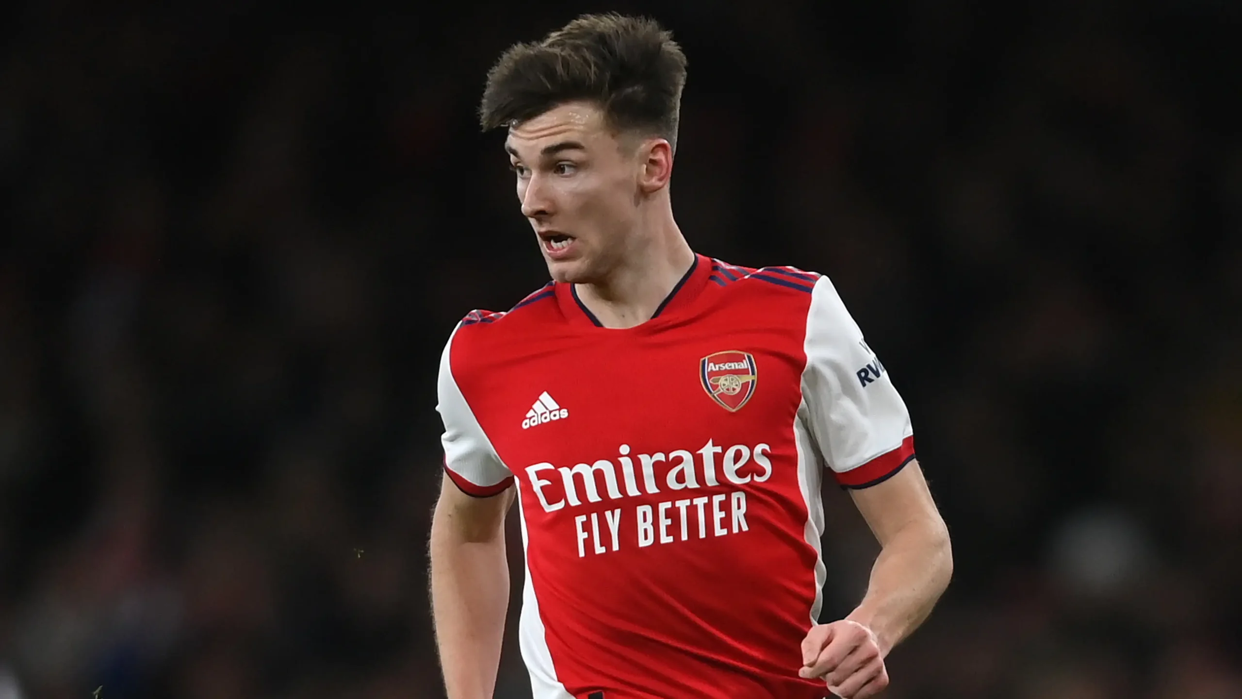 Kieran Tierney trong màu áo Arsenal, thể hiện tốc độ và khả năng tạt bóng tốt