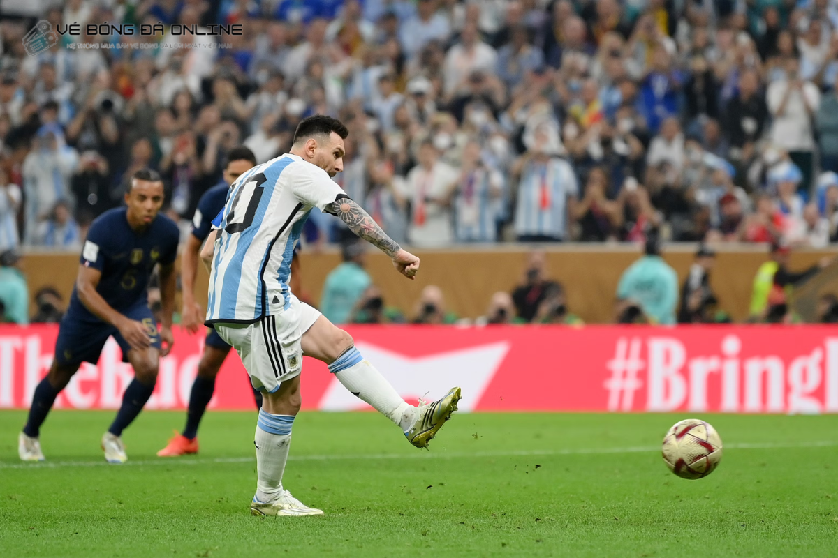 Hình ảnh cầu thủ chuẩn bị thực hiện cú sút penalty với thủ môn đối diện, thể hiện sự căng thẳng và tập trung cao độ.
