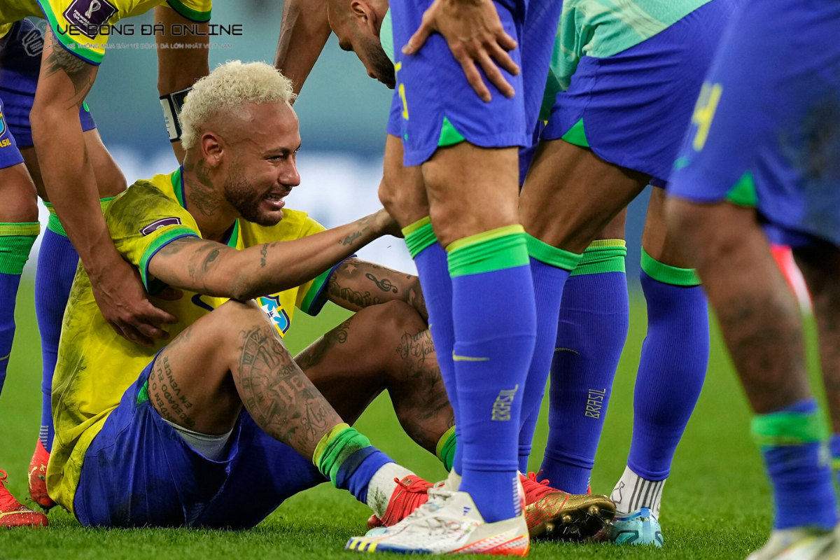 Hình ảnh minh họa vị trí của cầu thủ, bóng và thủ môn trước khi thực hiện cú sút penalty theo luật mới nhất của FIFA.