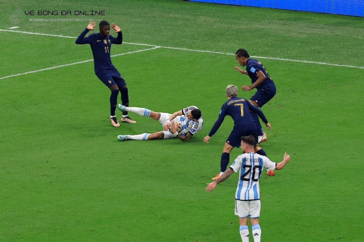 Hình ảnh phân tích kỹ thuật sút penalty, chỉ rõ lực sút, góc sút và độ xoáy của bóng.