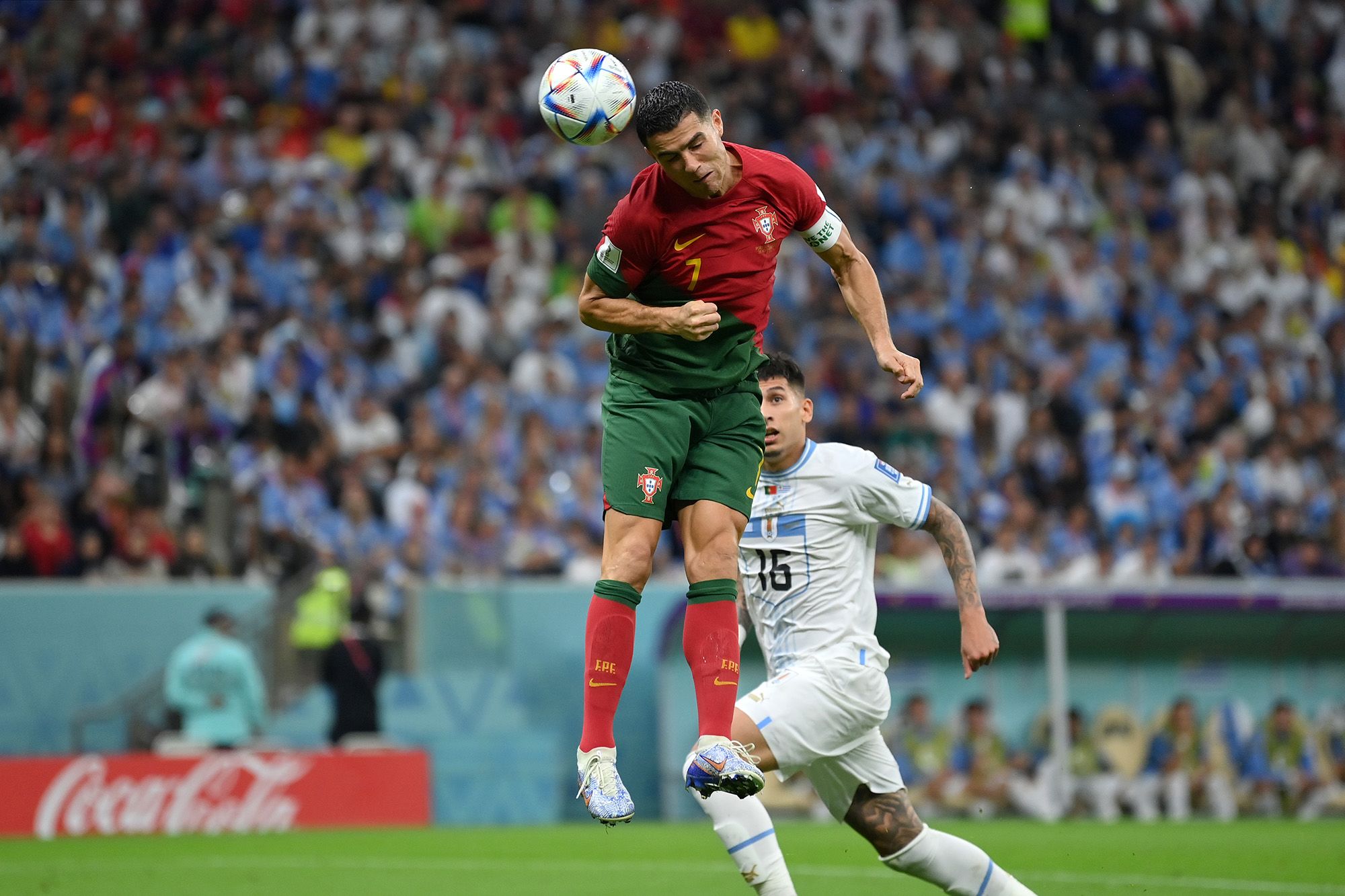 Cristiano Ronaldo ăn mừng bàn thắng, thể hiện niềm vui và đam mê mãnh liệt với trái bóng tròn